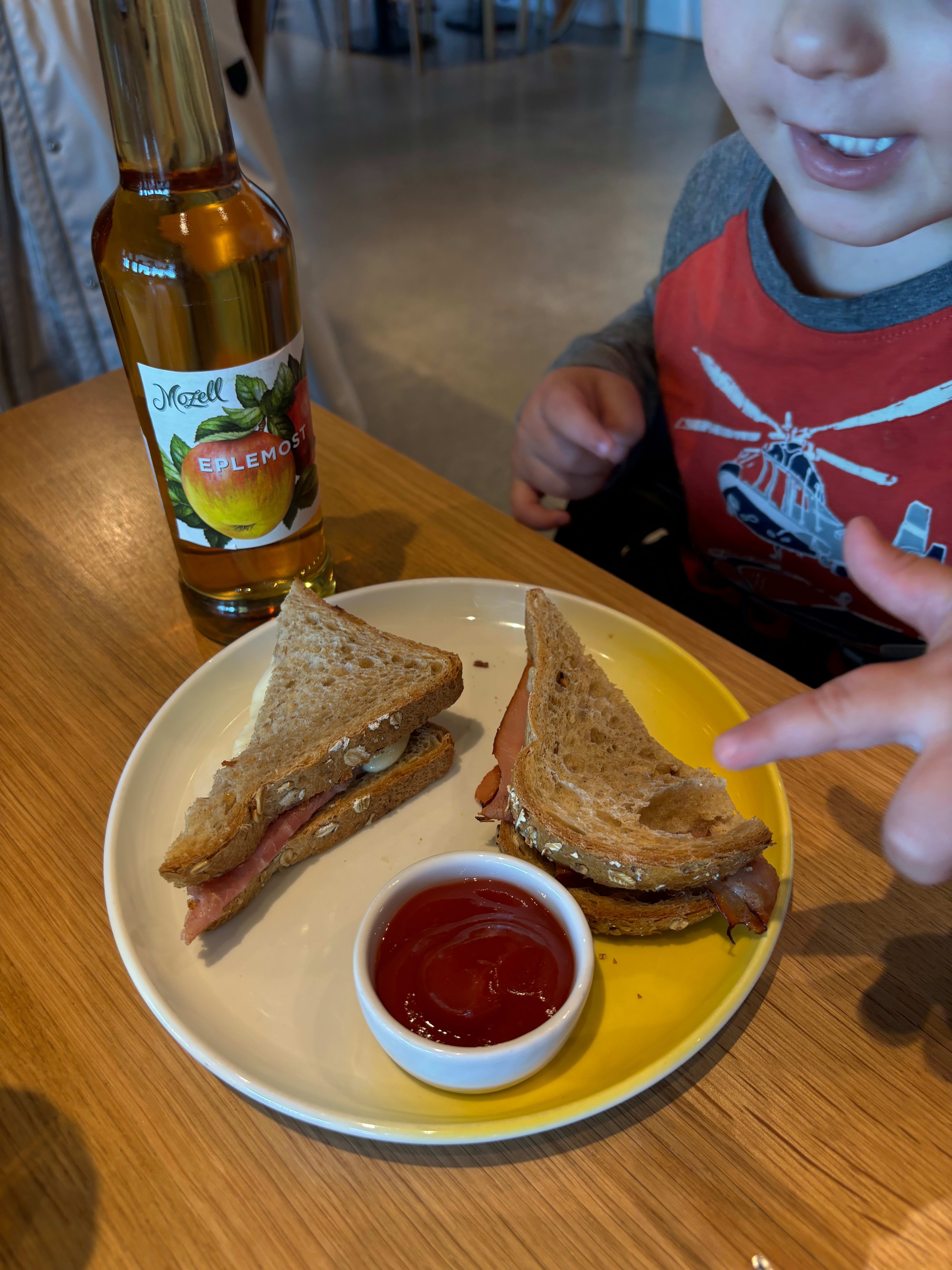 Toast og eplemost er en sikker vinner. 