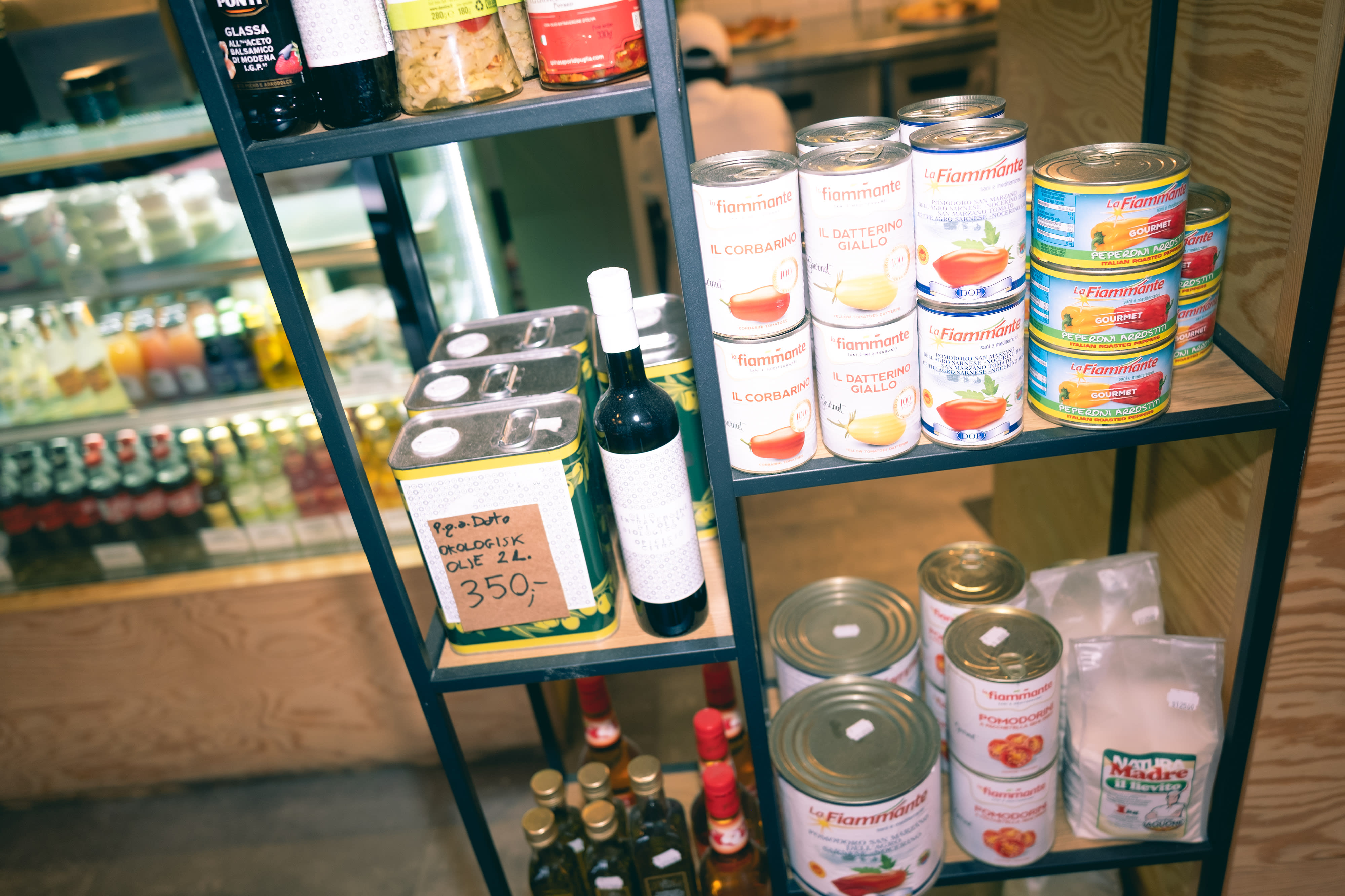 På Vesuvio kan du kjøpe med deg italienske spesialiteter hjem. 