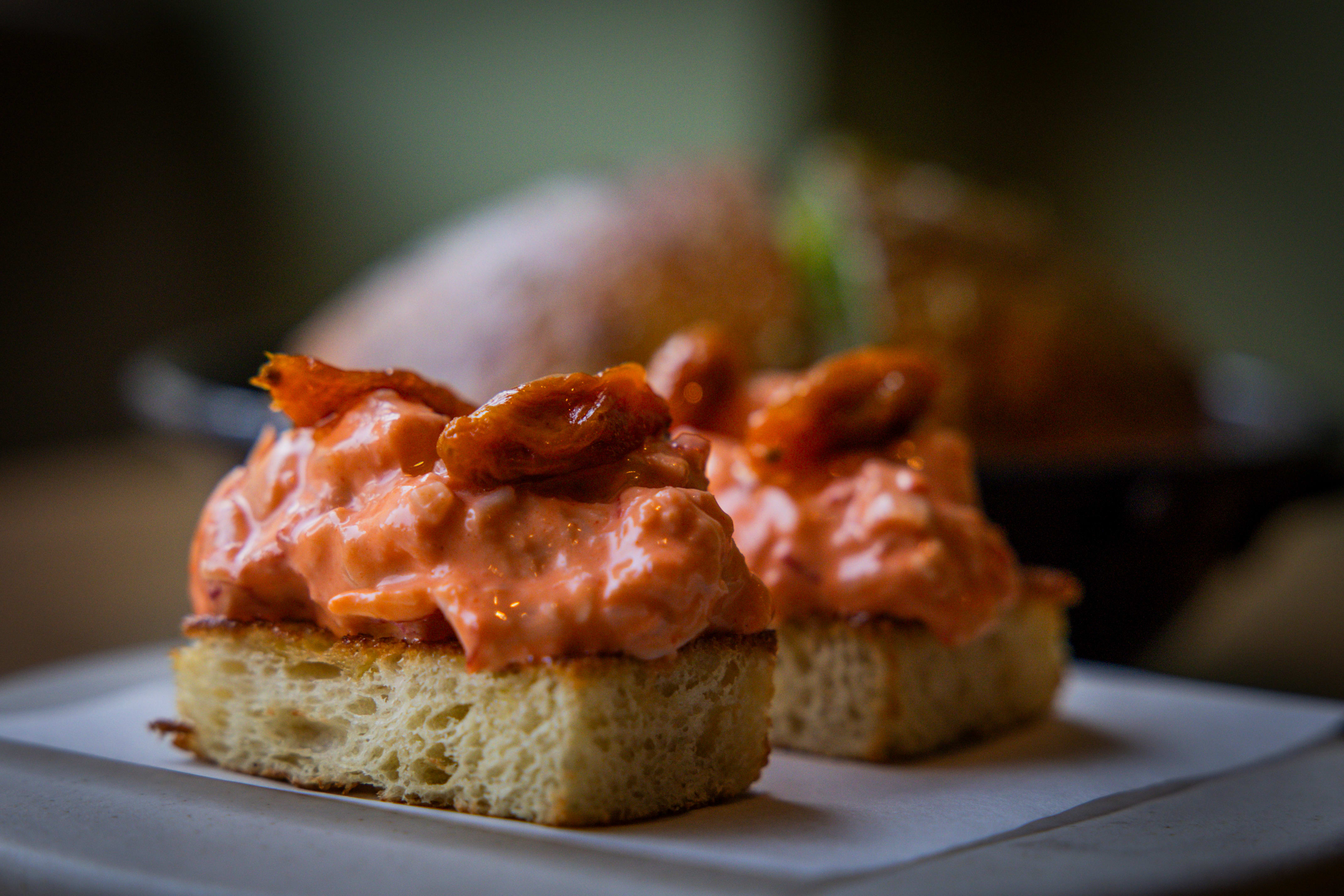 Toast med blant annet tomat og hummer.