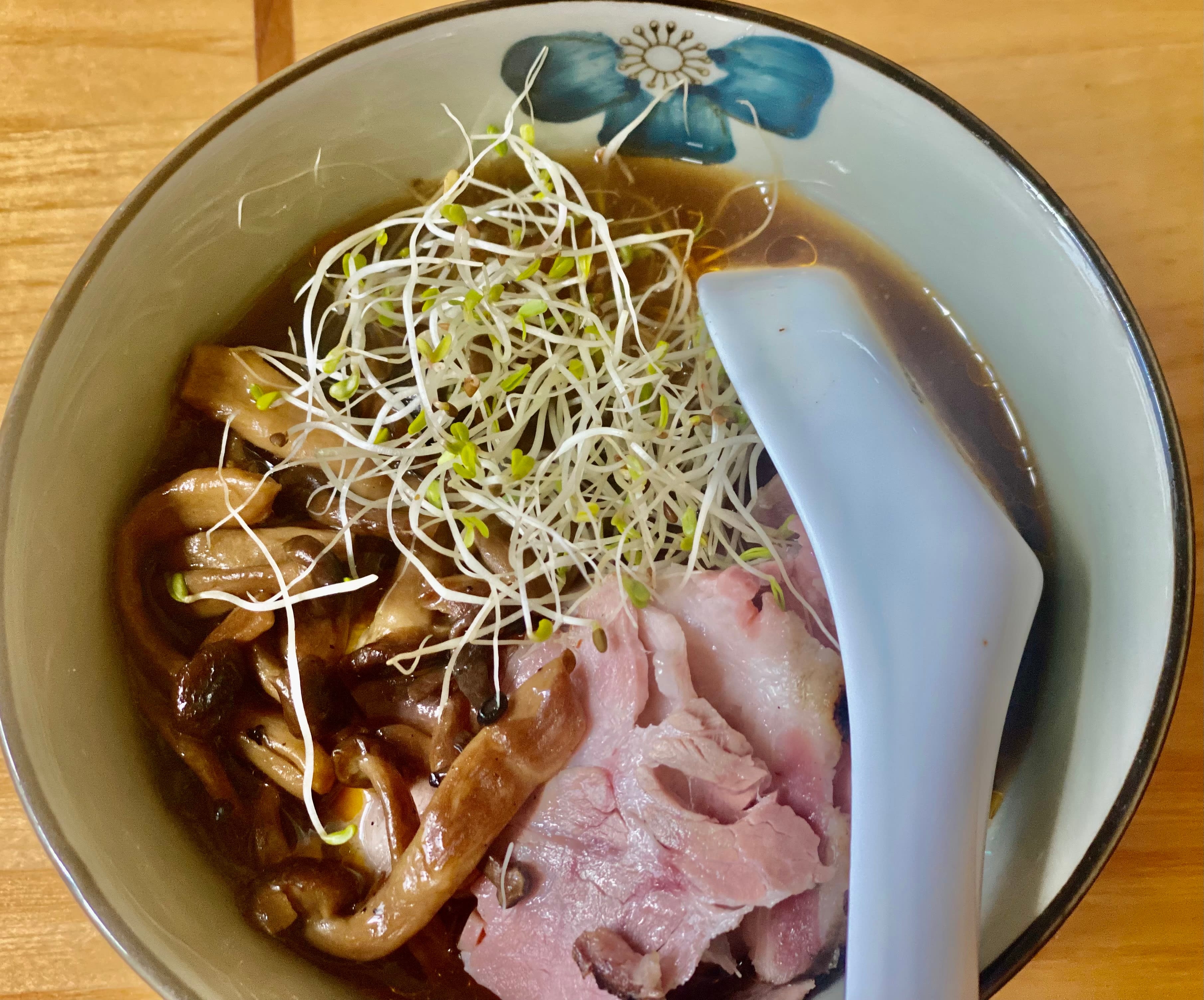 En mektig og god nudelsuppe med svinenakke og sopp. 