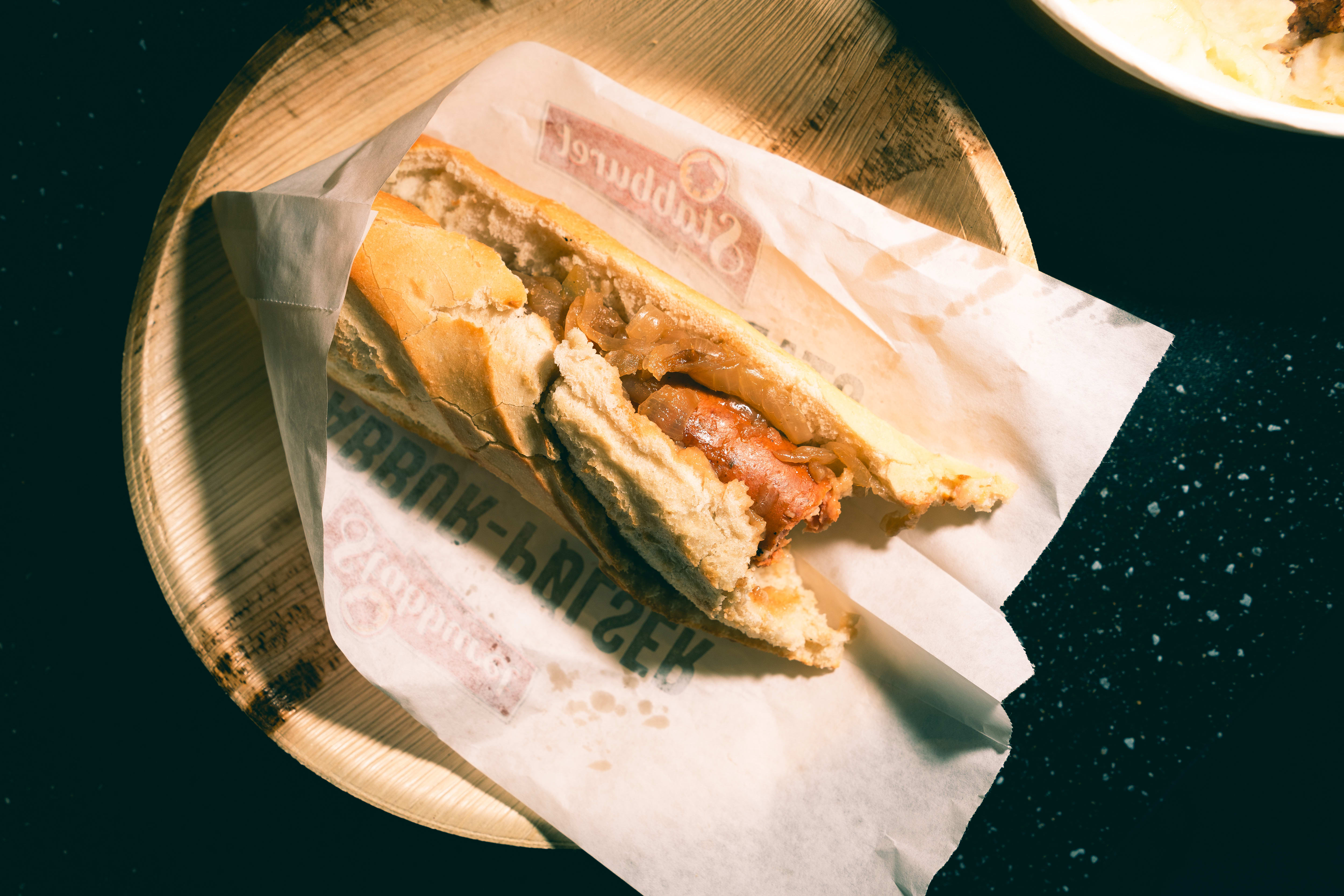 Merguez-pølse har sin opprinnelse i Nord-Afrika. Krydret pølse med lamme- og oksekjøtt, her servert med stekt løk og baguette.