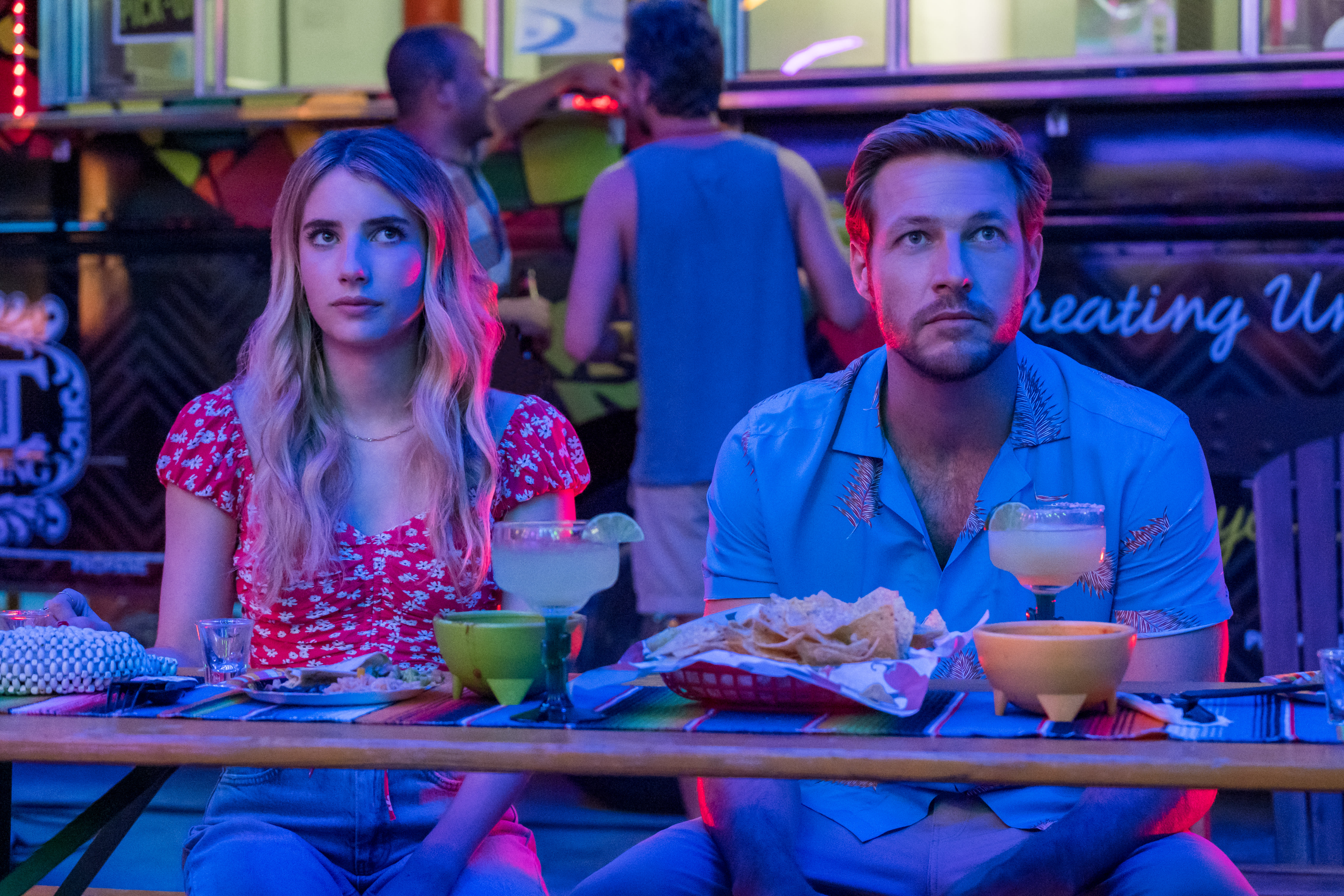 Sloan (Emma Roberts) og Jackson (Luke Bracey) feirer sammen året rundt.