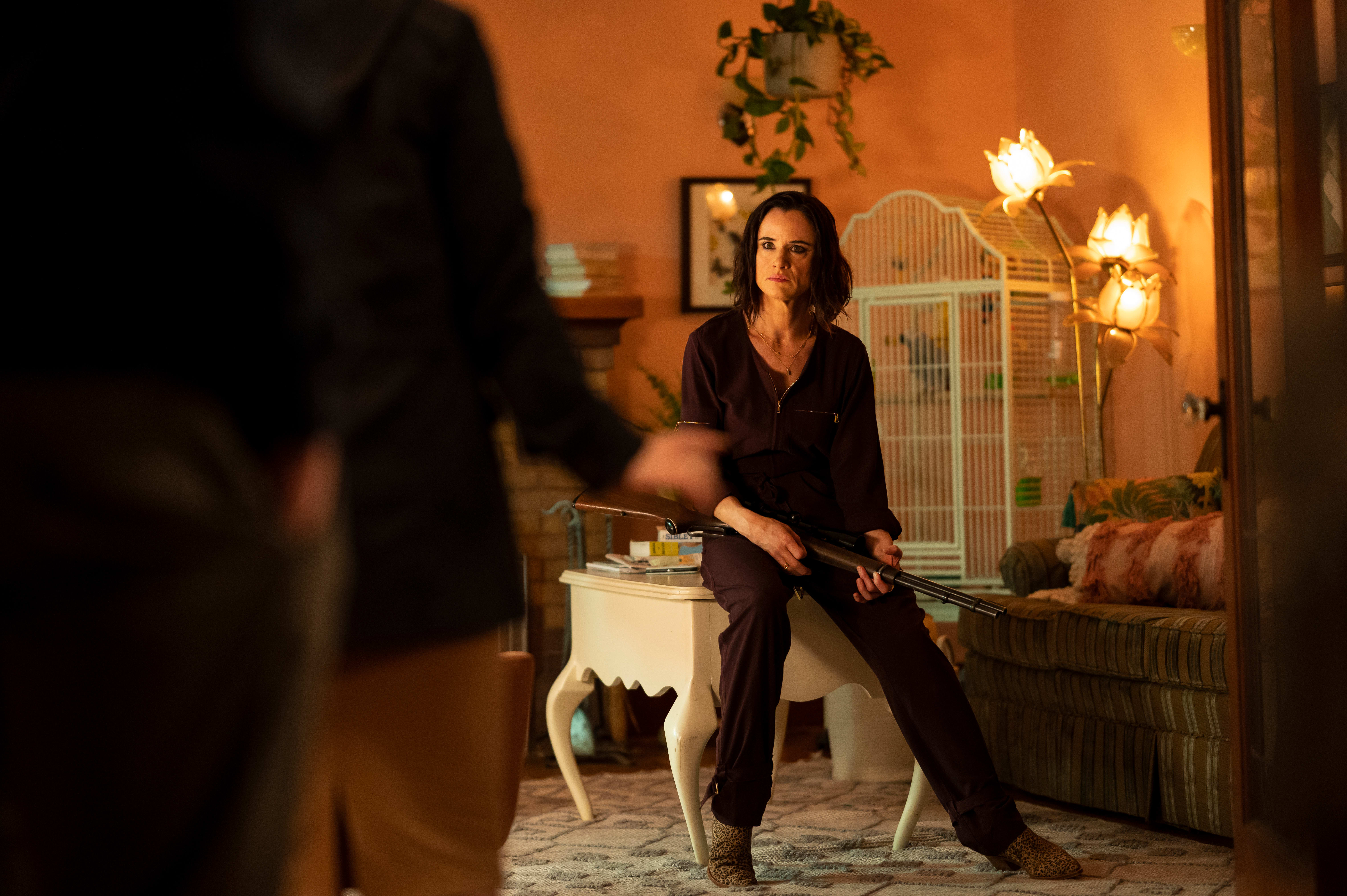 Juliette Lewis kanaliserer sin indre Mallory Knox, men viser også en sårbarhet under den røffe fasaden.