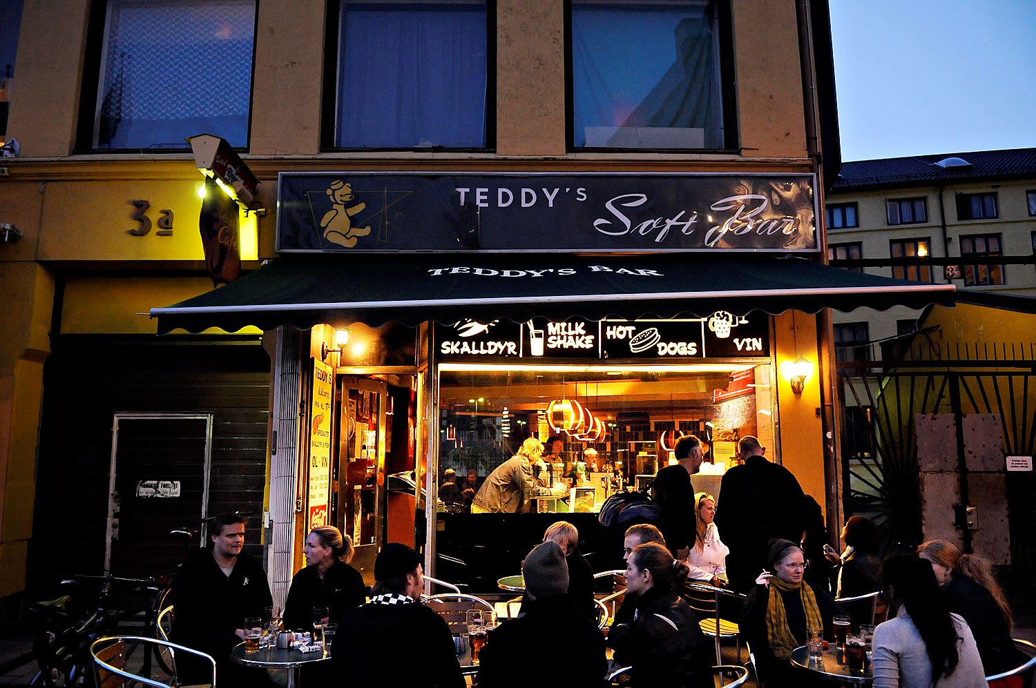 Etter noen år med forgubbing, opplever eieren av Teddy’s Softbar at flere unge strømmer til.