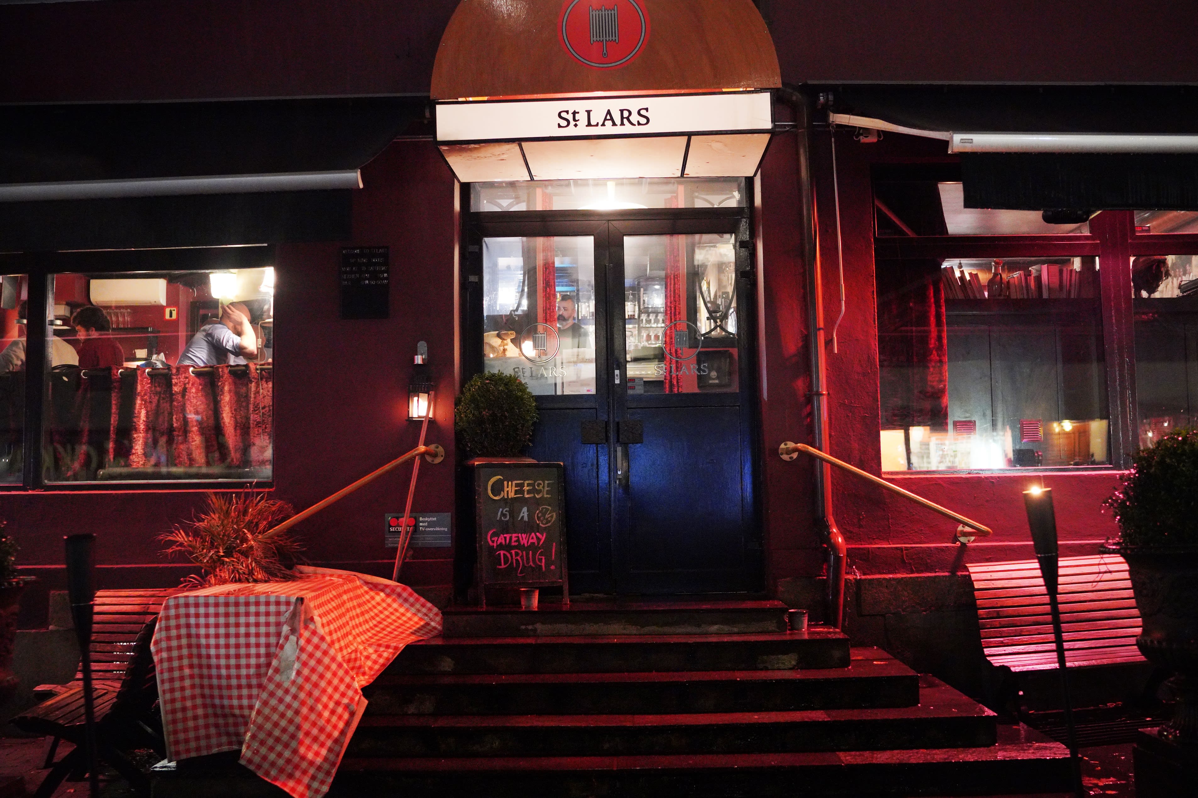 Noen trappetrinn i Thereses gate ved Bislet fører inn i grillhimmelen.