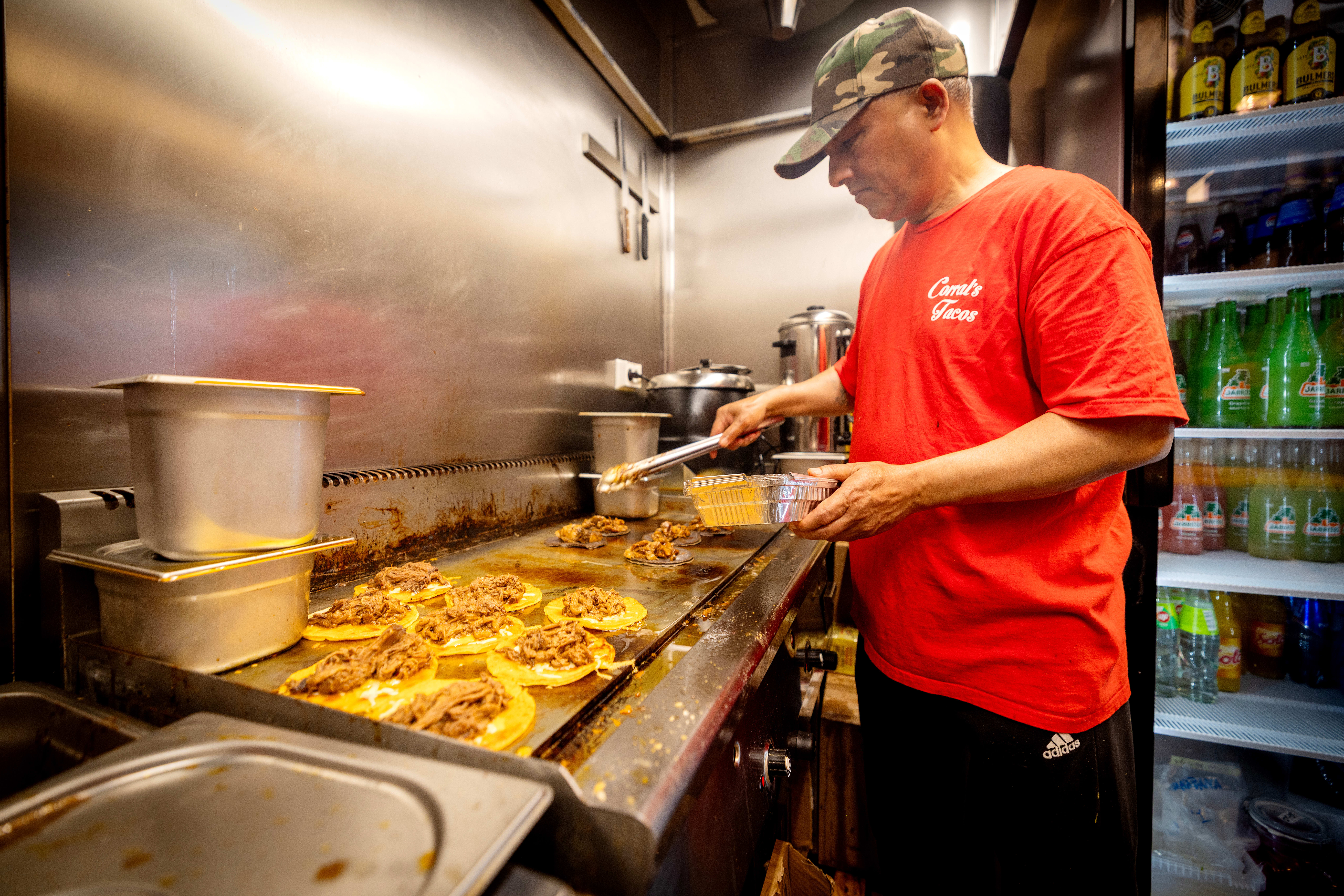 Det at kokken fyrer opp tortillaene i pannen, er et lurt grep. Det gir rykende varme og gylne maislefser.