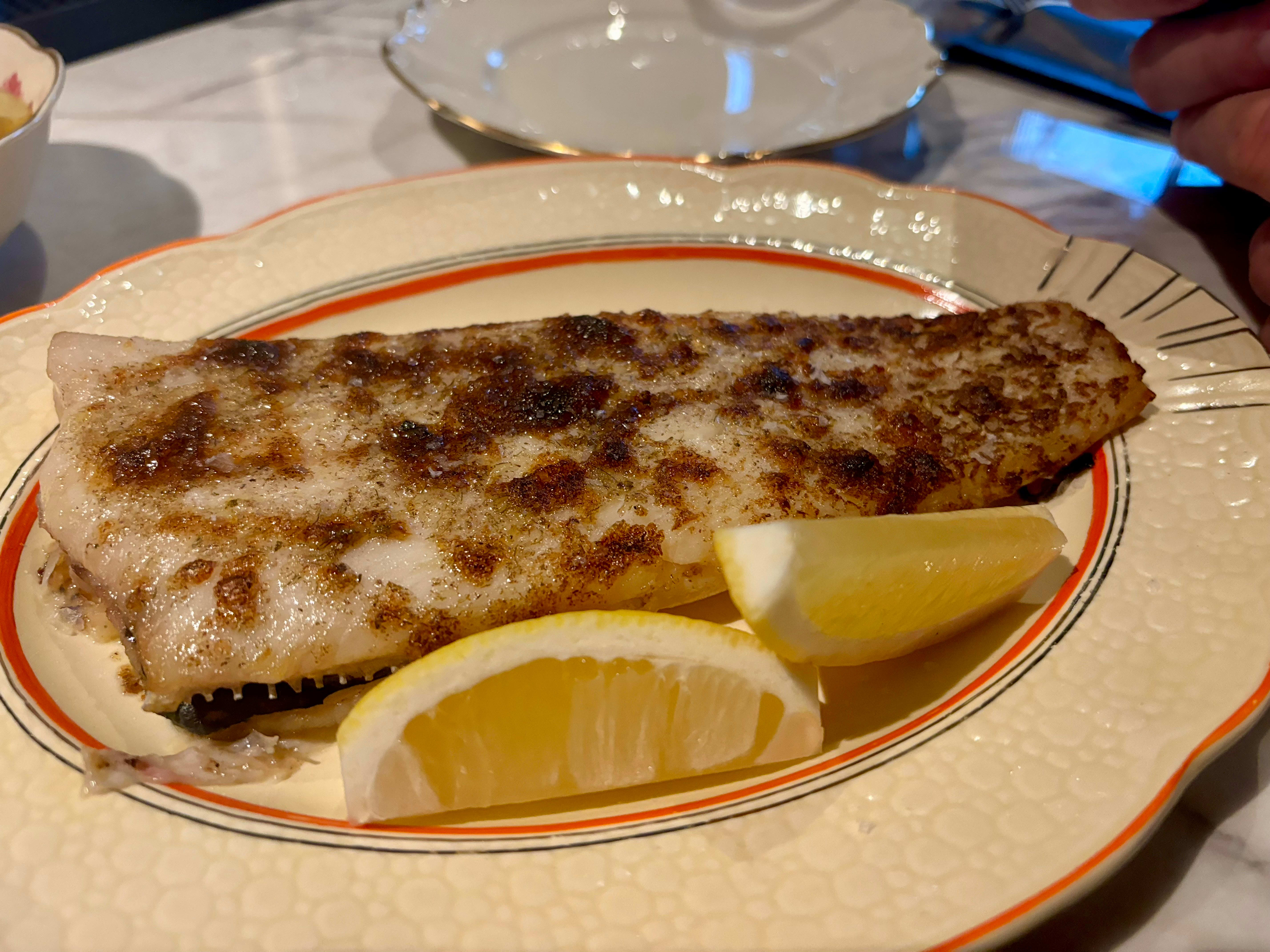 Helstekt smørtunge er saftig og fint stekt. 