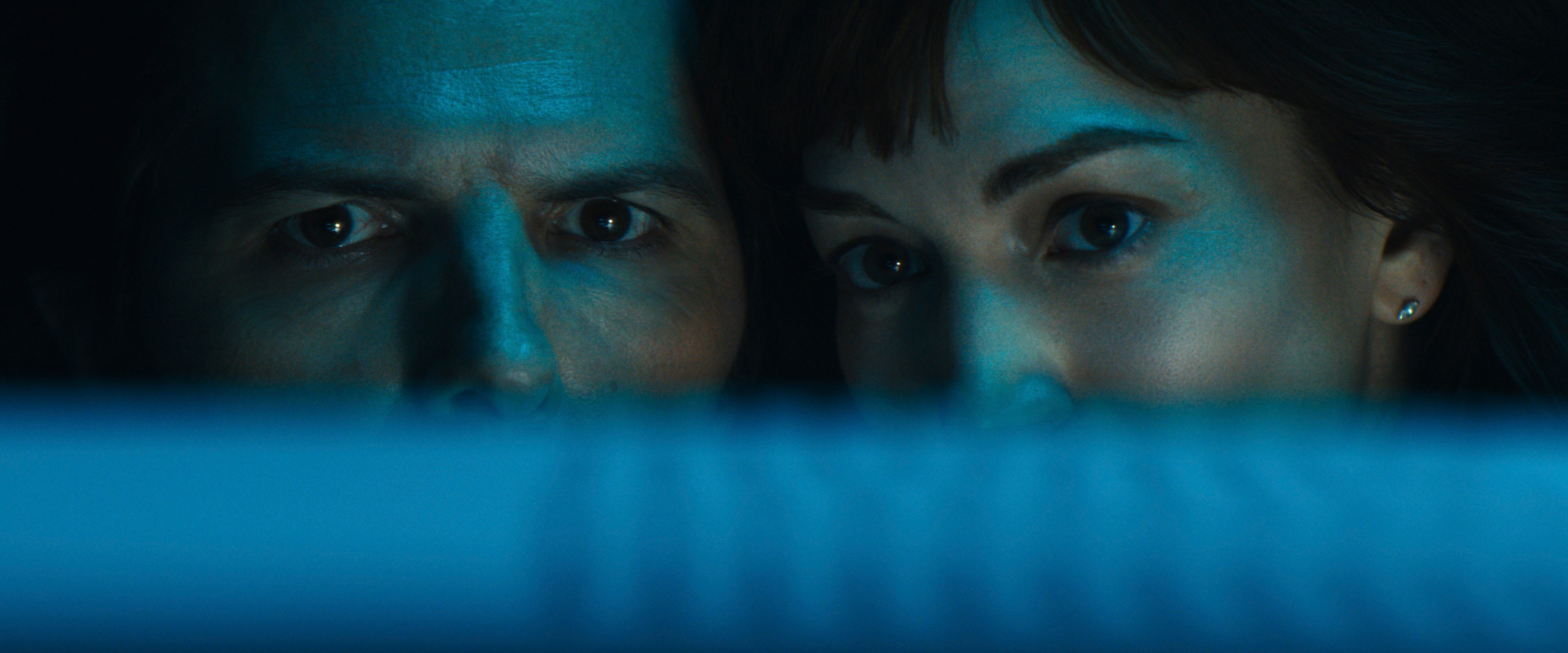 Mark (Adam Scott) og Helly R (Britt Lower) prøver å finne ut hva som foregår.