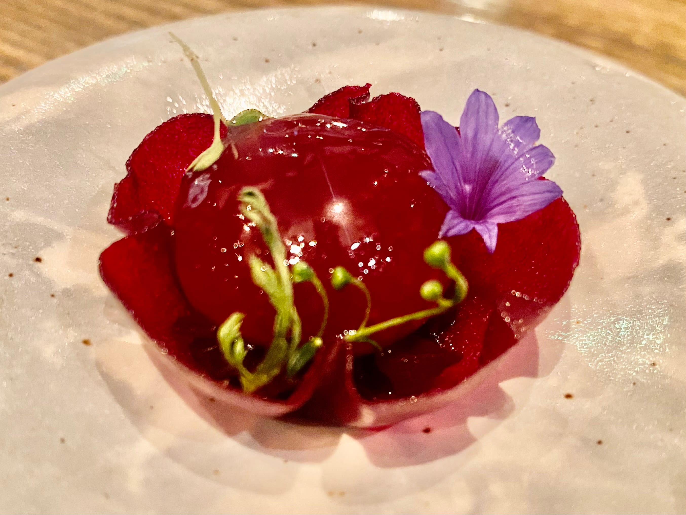 Rødbetsirup er kokt ned og forvandlet til terteskjell med biter av rødbeter og rødbetmousse.