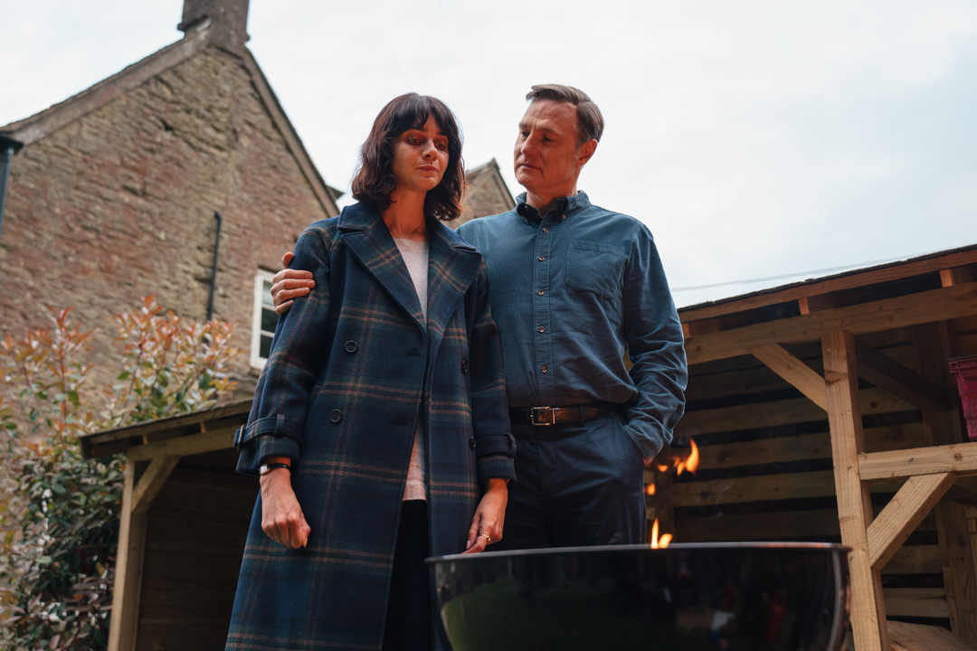 Emma Appleton og David Morrissey spiller far og datter i «Mistenkt». Serien er et sterkt krimdrama som går tett på de pårørende og etter hvert mistenkte når mor og kone Sarah blir drept. 