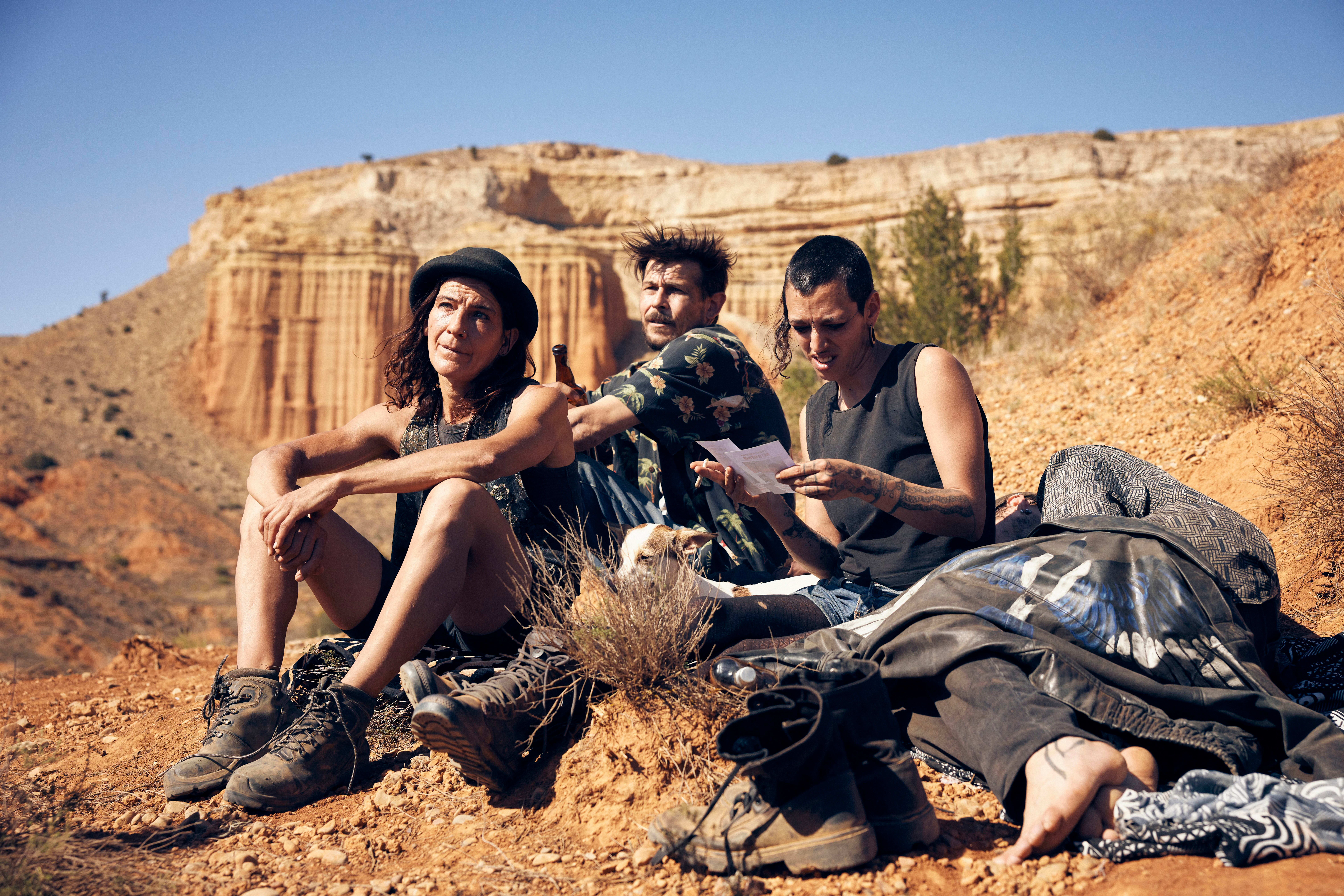 Far og sønn blir kjent med andre europeere på ravet i Marokko. Fra venstre: Steff (Stefania Gadda), Josh (Joshua Liam Herderson) og Jade (Jade Ouki). 