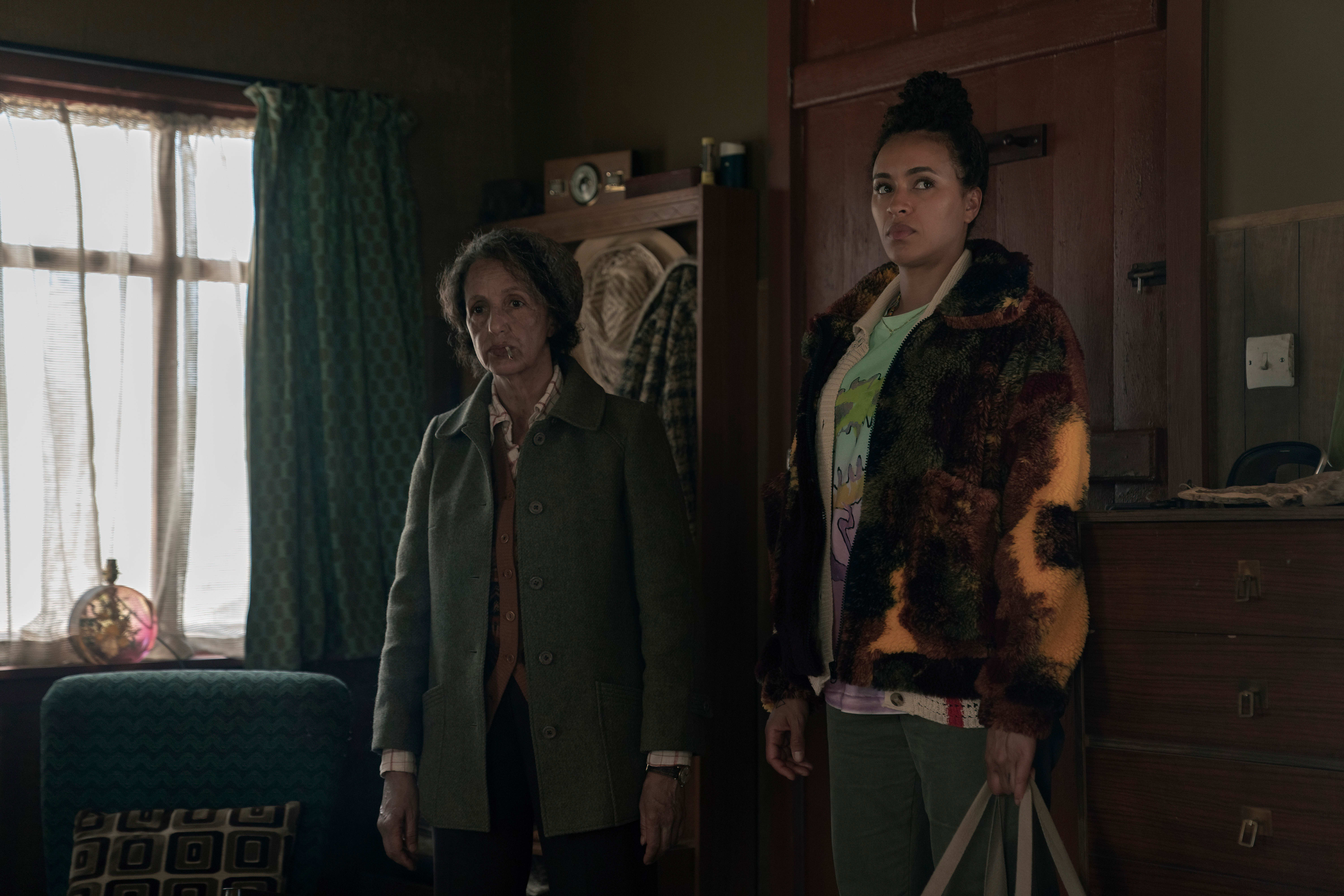 Den mystiske mrs. Eaves (Amira Ghazallaas) har lenge fulgt i babyens blodige fotspor. Hun prøver å hjelpe Natasha (Michelle de Swarte).