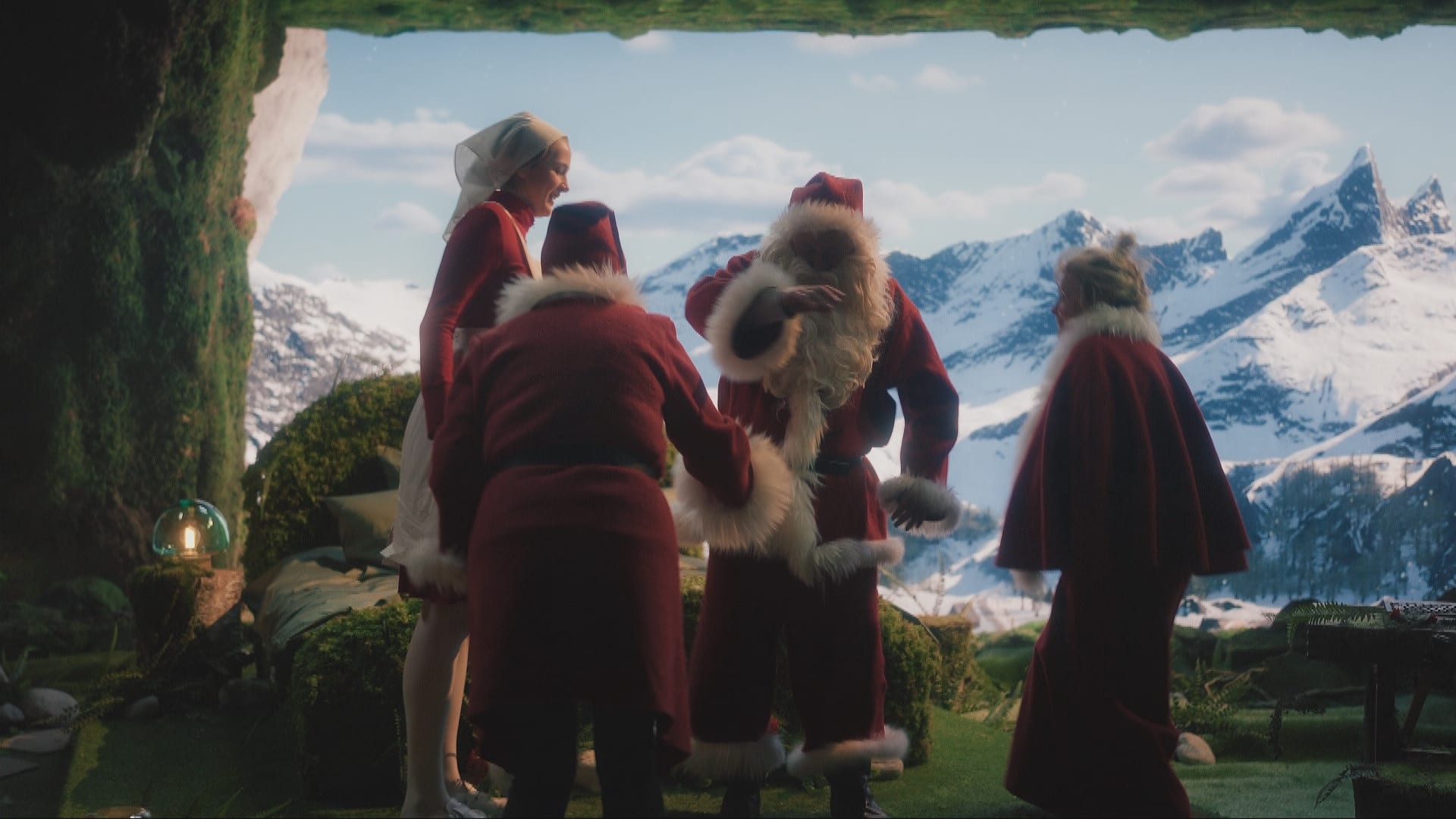 Nissene vokter over den syke julenissen. En av dem spilles av Anette Hoff (t.h).