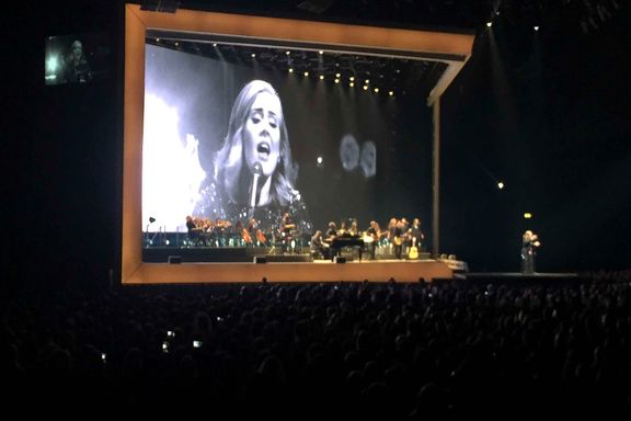 Ingen har fylt Telenor Arena med mer nærhet, varme og stemmeprakt enn Adele (27) gjorde søndag kveld