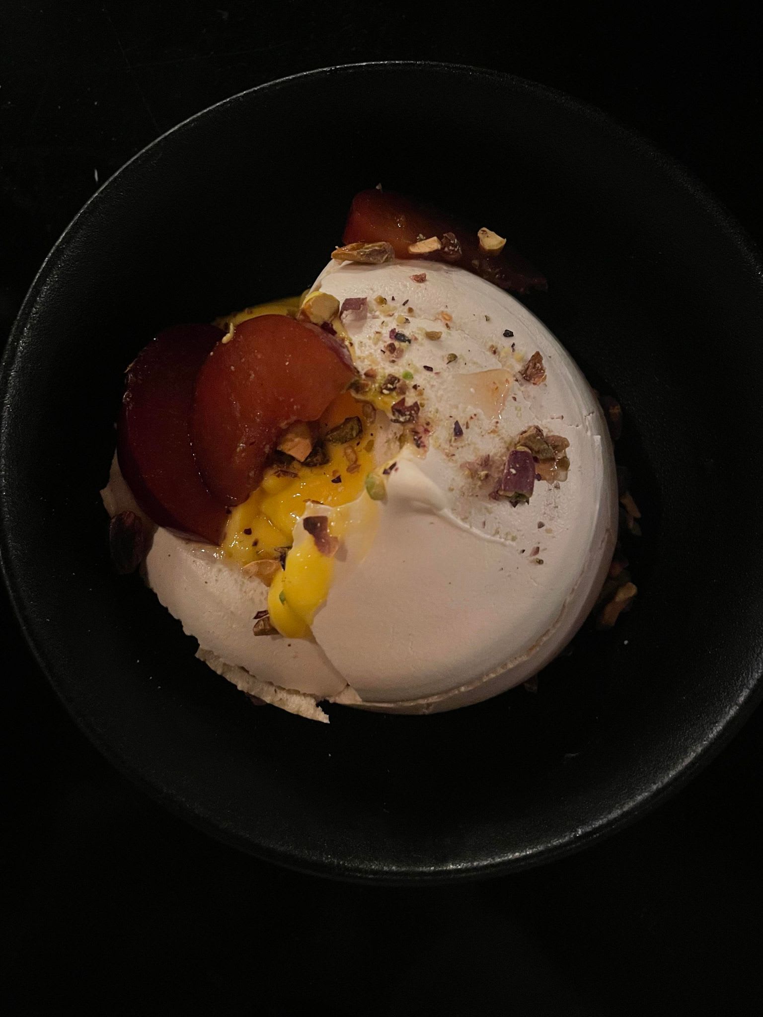 Pen, men seig. Porsjonsmarengsen seige konsistens gjorde den vanskelig å fortære med skje. 