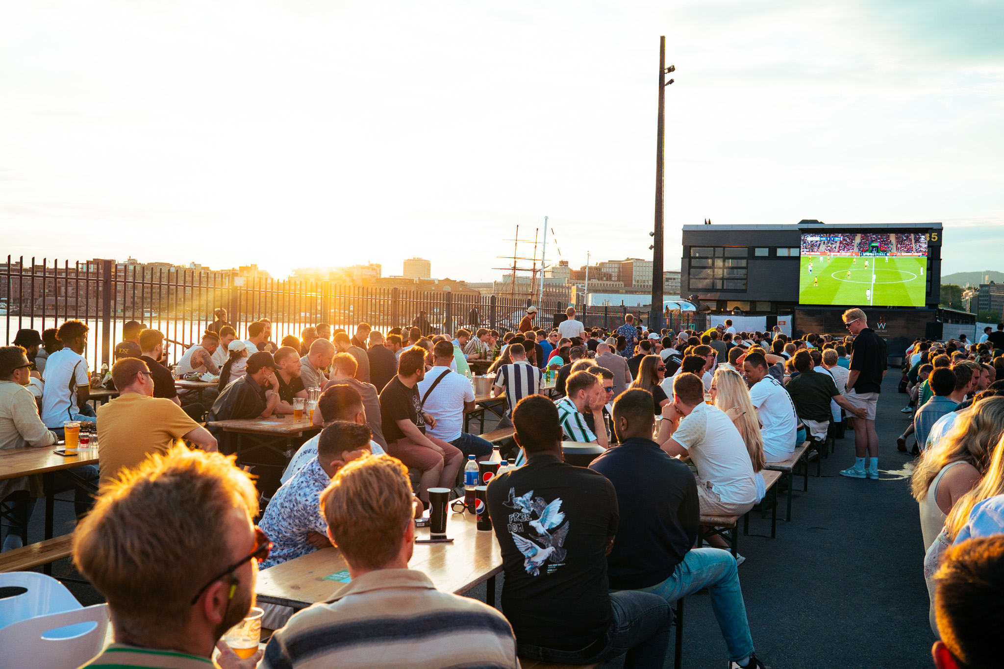 Raske biler på stor skjerm – her ser du Formel 1 i Oslo 