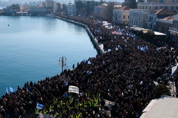 Fastboende i protestmarsj: «Vi vil ha øyene våre tilbake.»  Migranter: «Ikke drep oss.»
