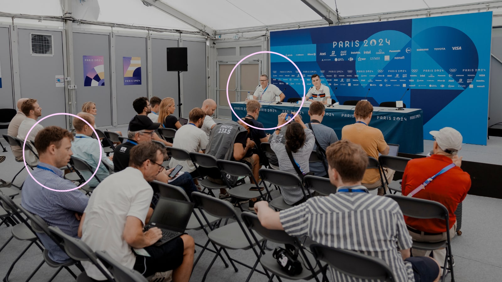 Vår sportsjournalist i rosa ring til venstre. Vår innsidemann i ringen til høyre. Her under en pressekonferanse tidligere i uken.