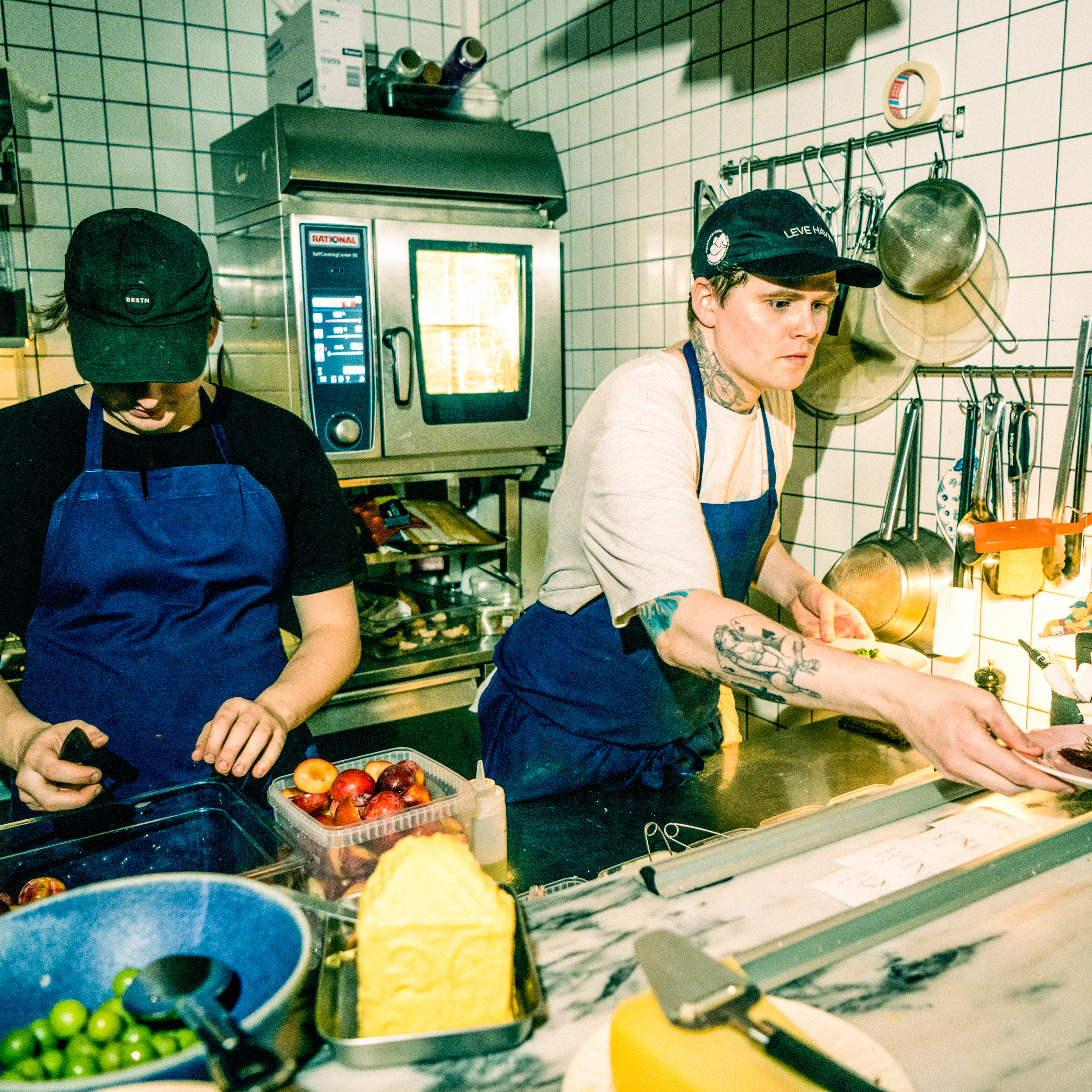 Petter Antonsen (til venstre) har vært innom Hitchhiker, Smalhans, Barr i København, og en liten tur innom Maaemo før han begynte på Kafeteria August. 