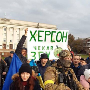 Folkefest etter frigjøringen av Kherson. Nå bygger russerne skyttergraver på Krym.