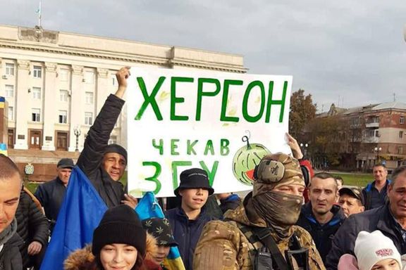 Folkefest etter frigjøringen av Kherson. Nå bygger russerne skyttergraver på Krym.
