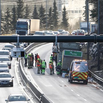 Flere titalls trafikkulykker på Østlandet. Politiet advarer om ekstremt glatte veier. 