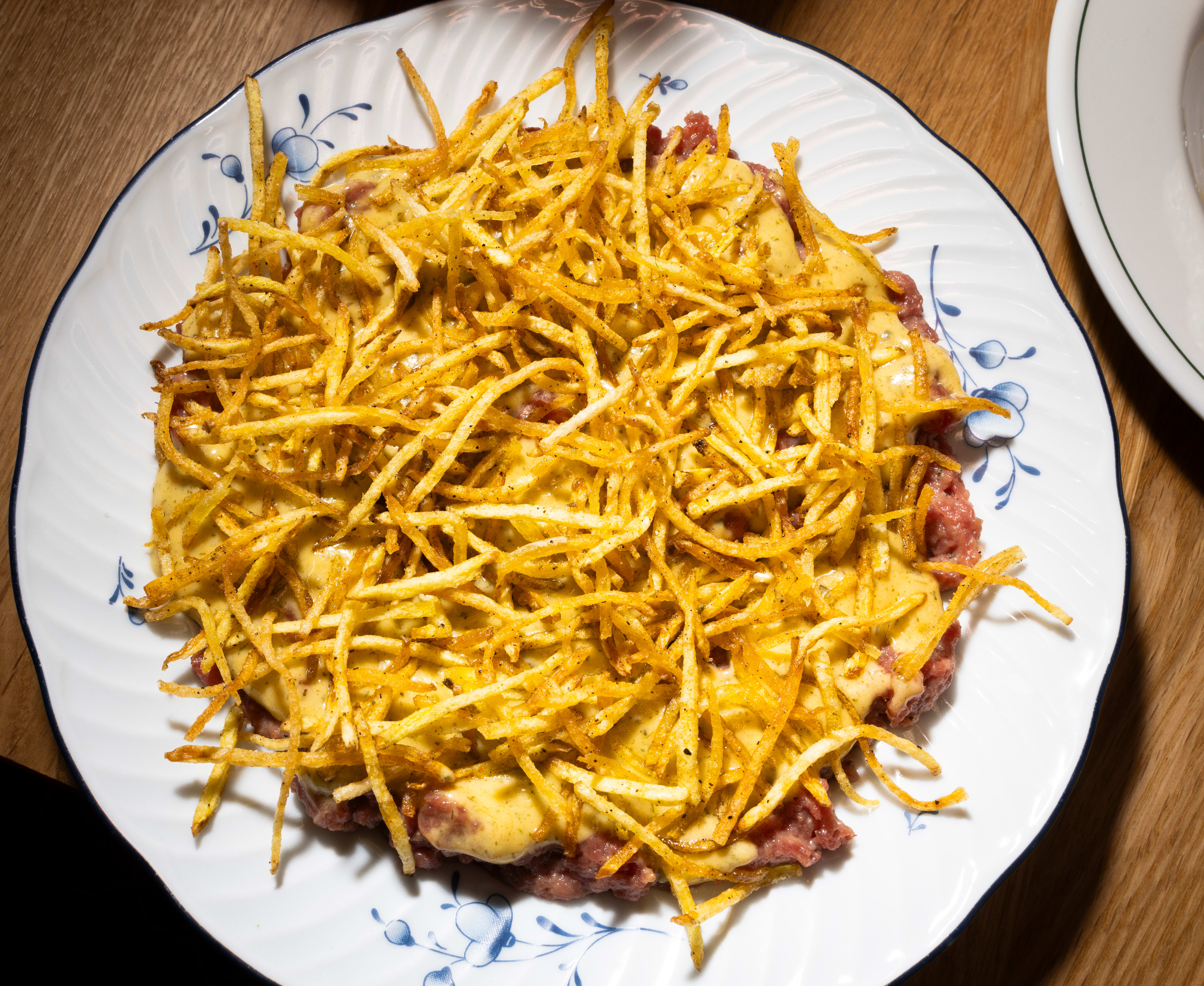 Tartar med béarnaisesaus og potetstrimler. 
