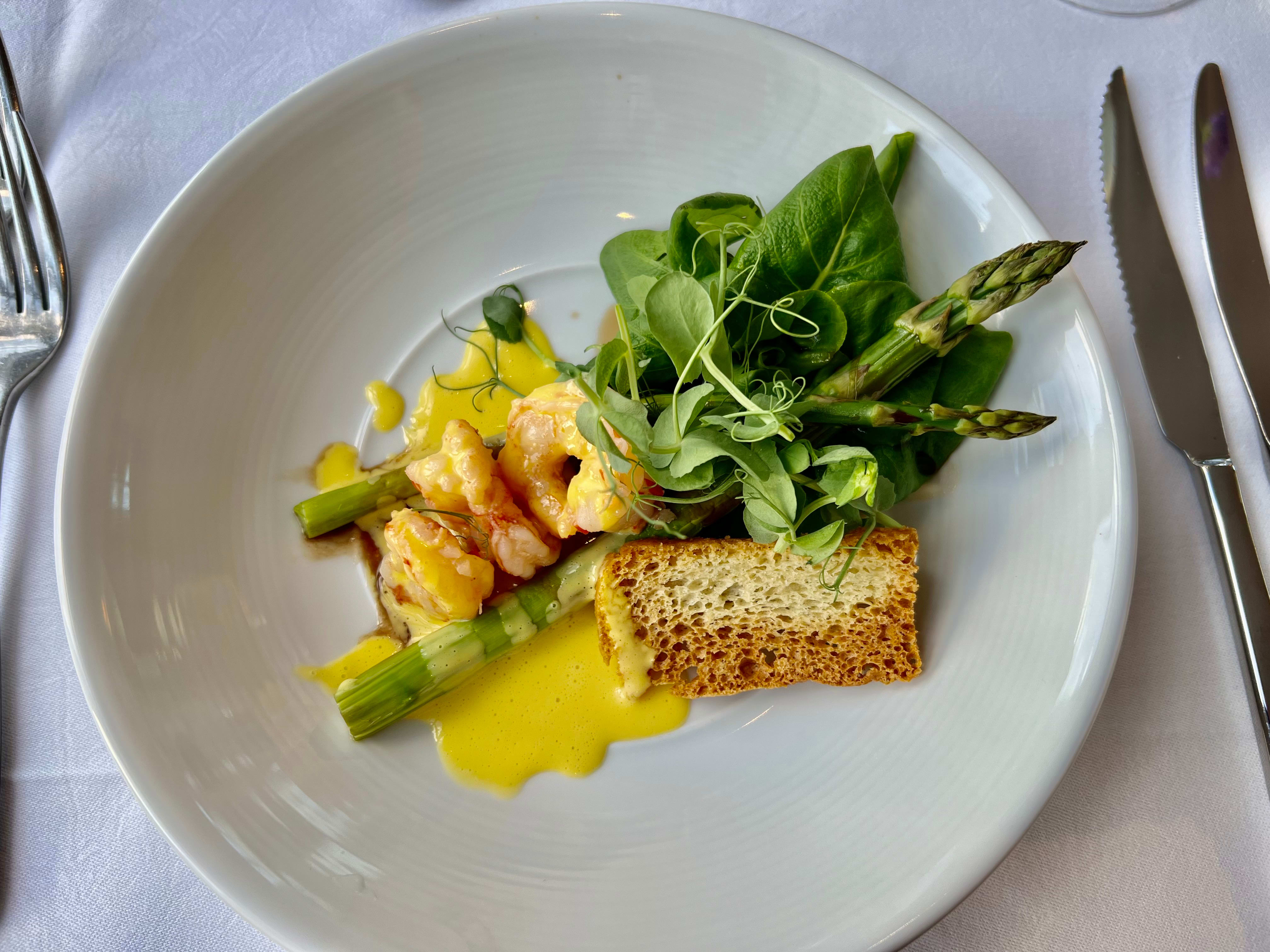 Asparges med hollandaise, reker og salat. 