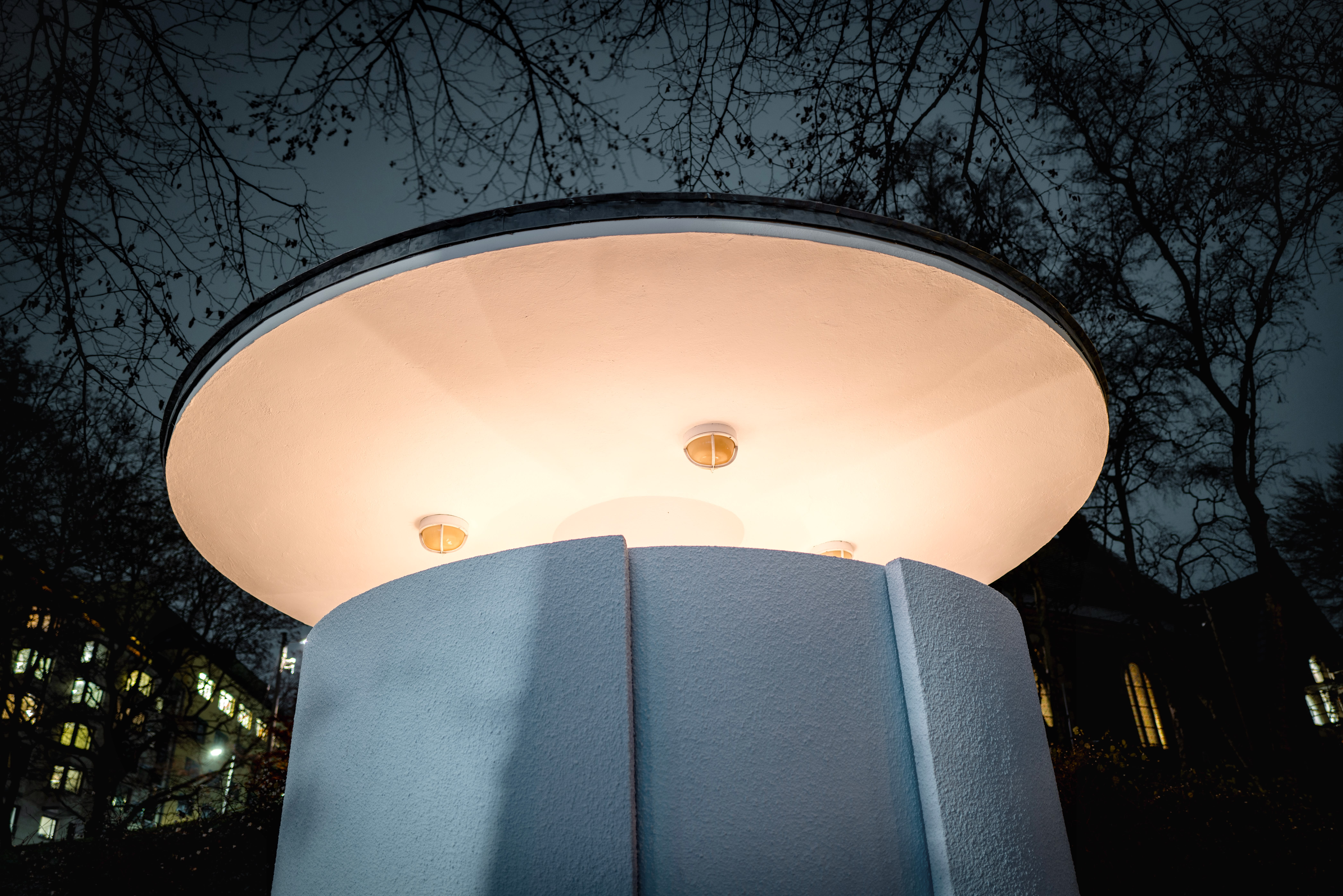 Per Barclays kunstinstallasjon lyser opp i Stensparken.