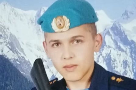 Artrjom ble sendt i krigen som fallskjermsoldat. Slik døde Putins yngste soldater. 