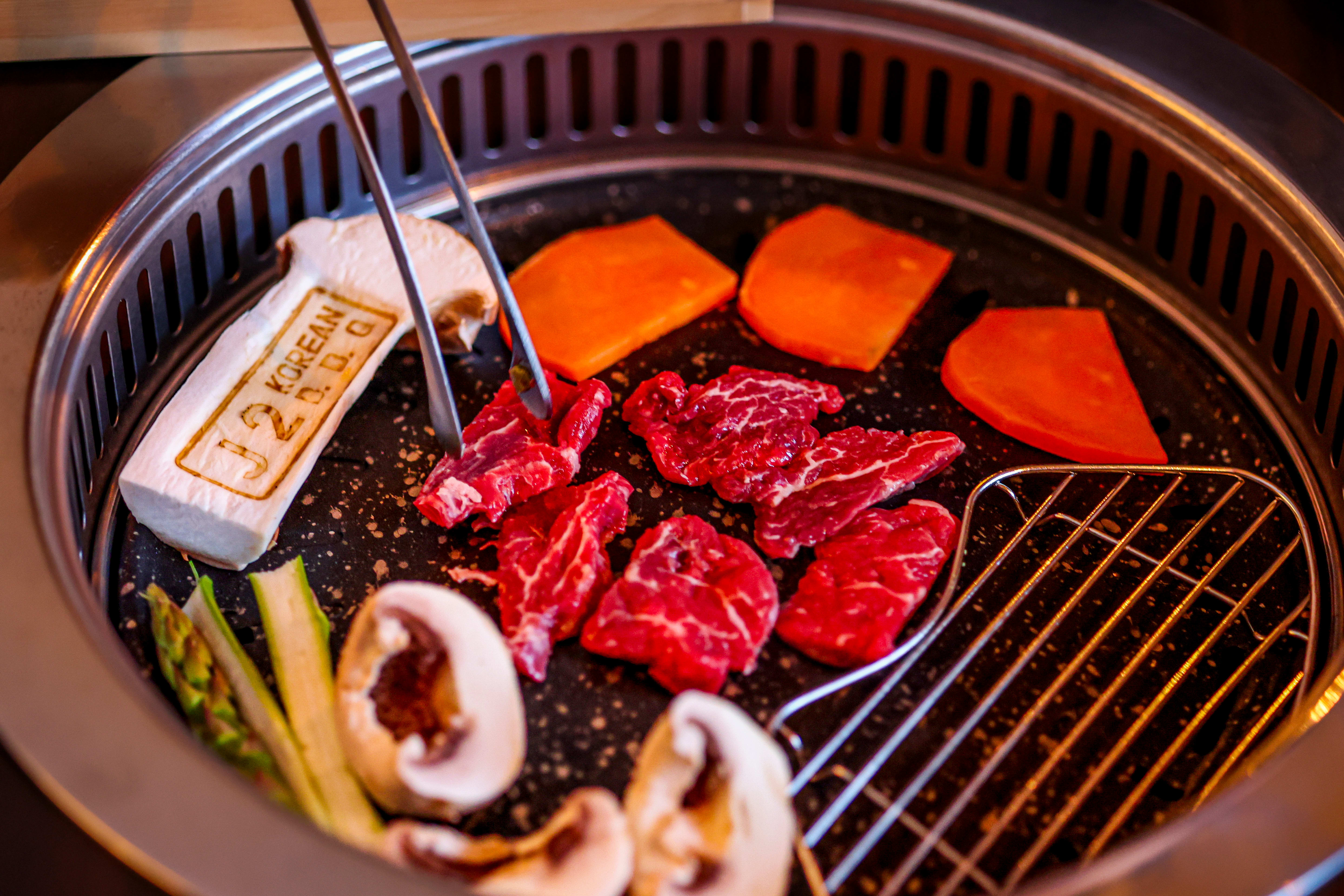 På J2 griller man disse godbitene selv. Bare synd det koster skjorta. 