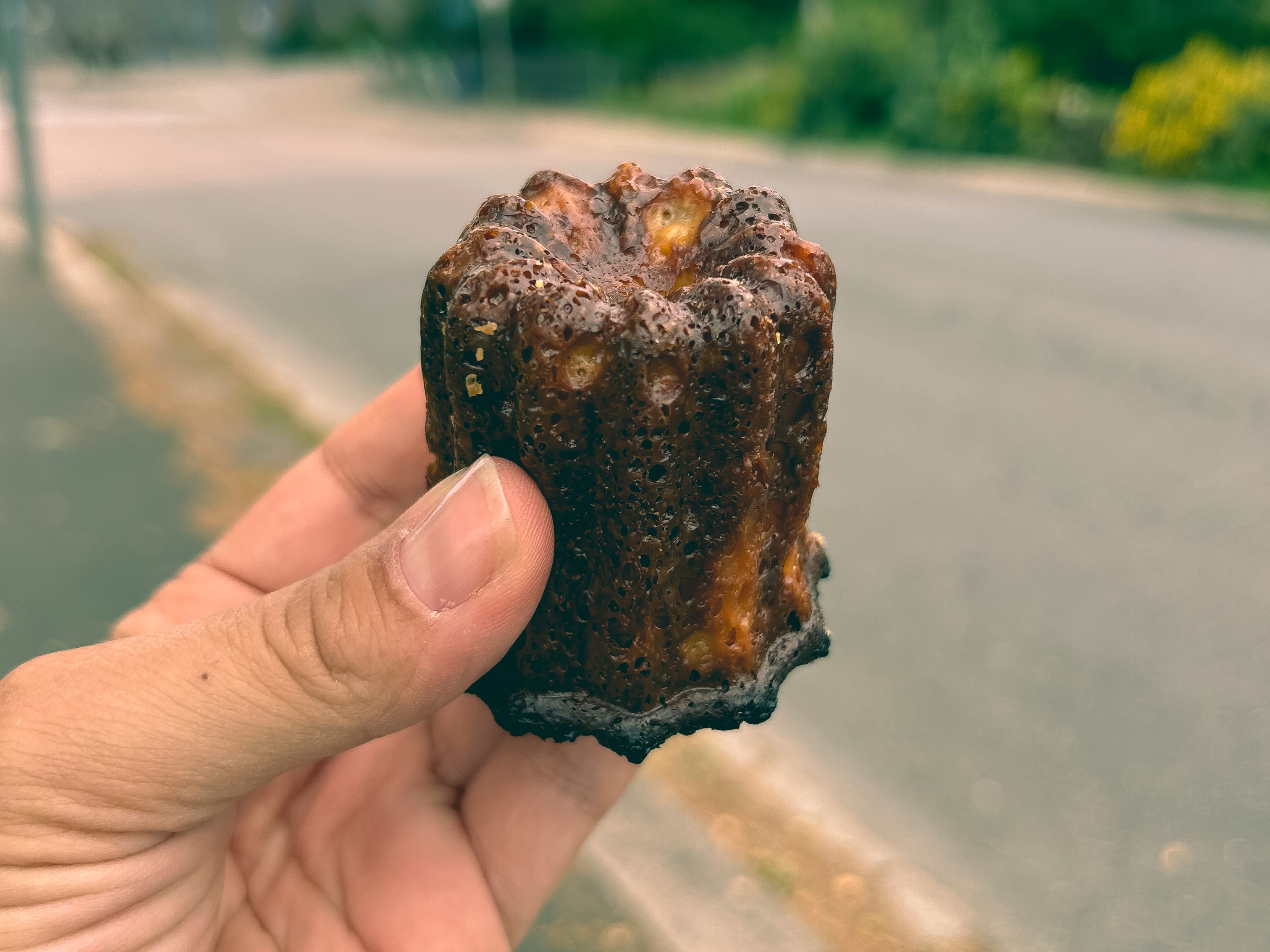 Canelé er en liten, fransk formkake. Deigen inneholder blant annet vanilje og rom.