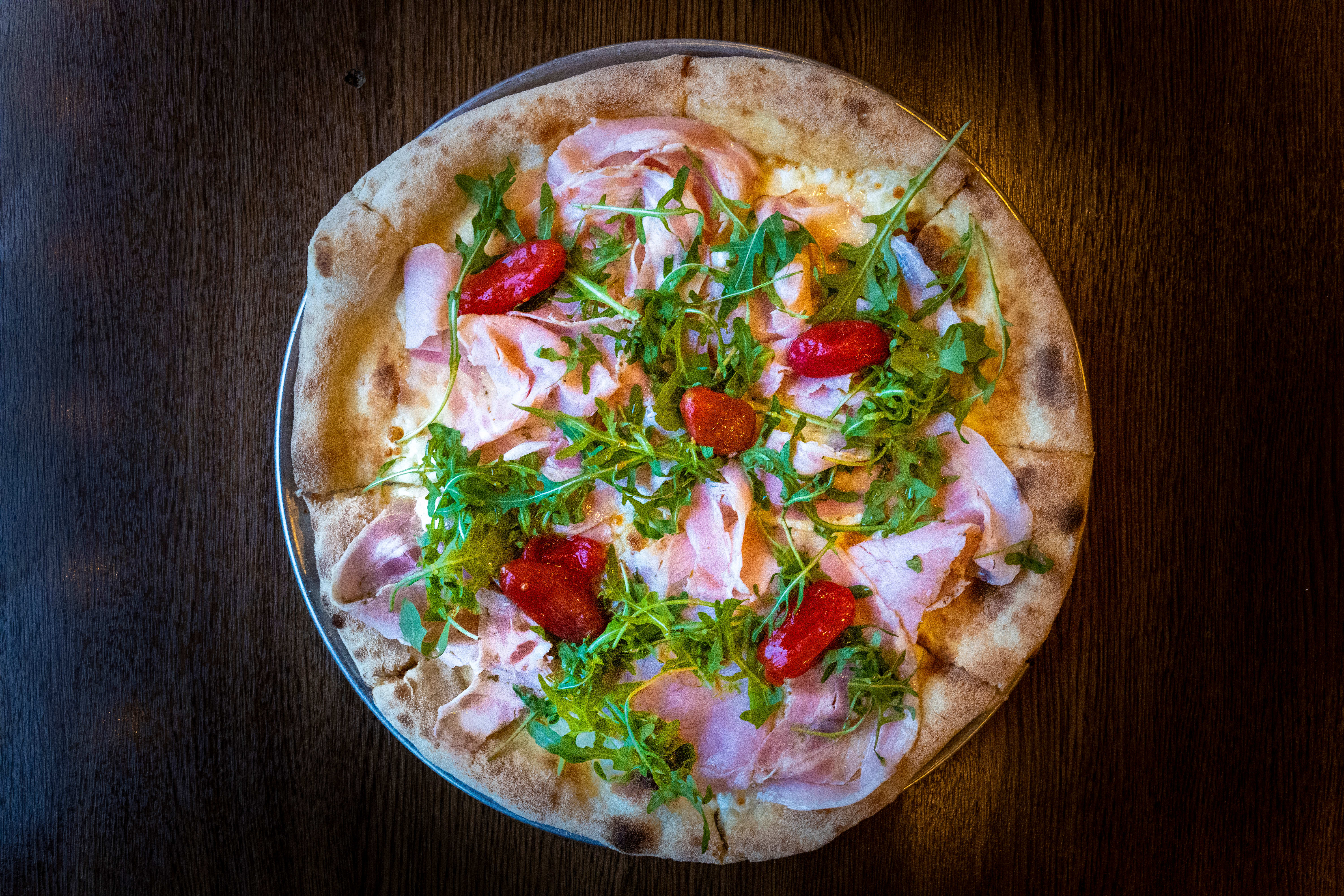Porchetta – en hvit pizza toppet med porchetta og semitørkede tomater.