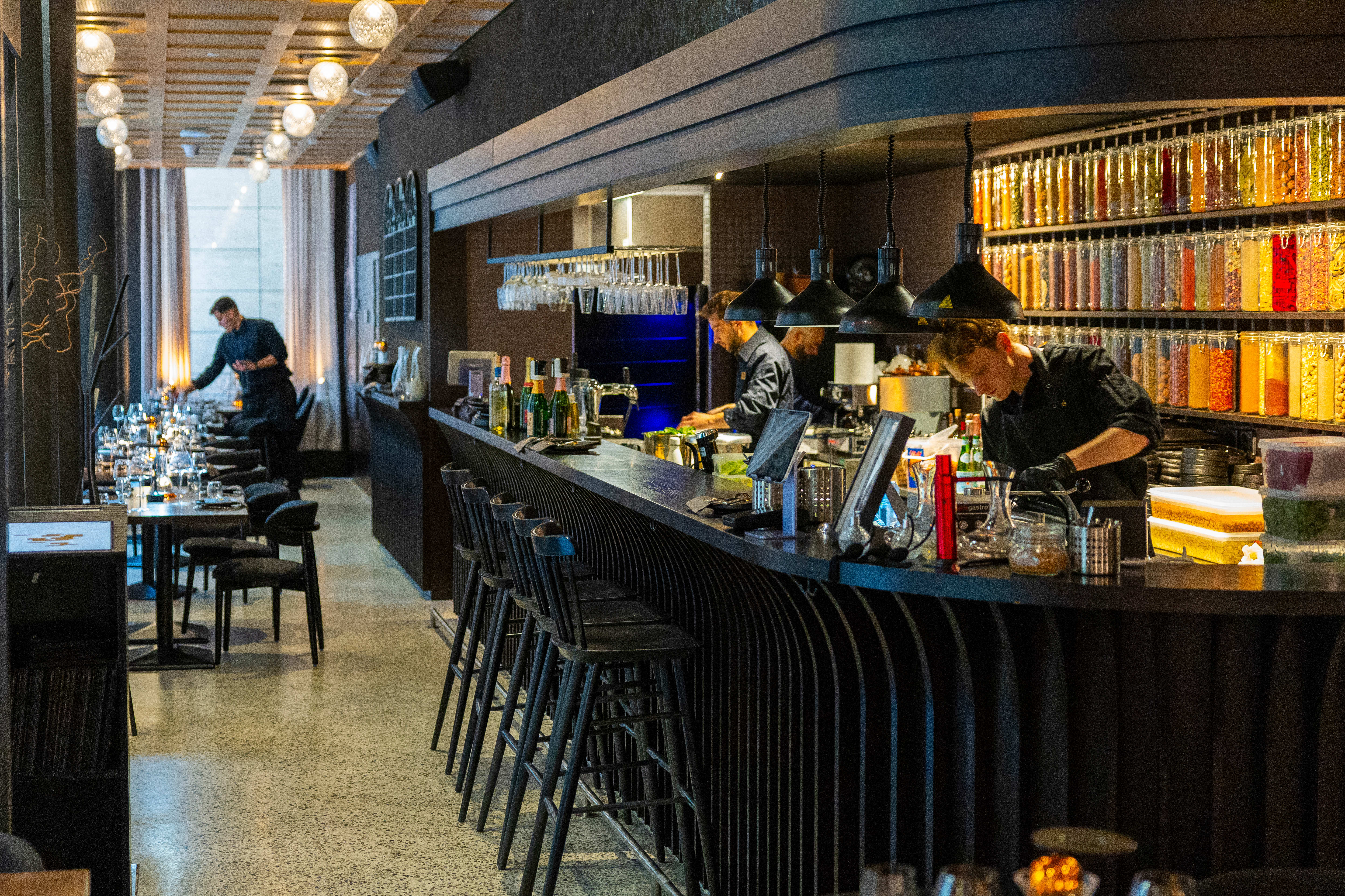 Raffiné er L-formet med noen plasser i baren.