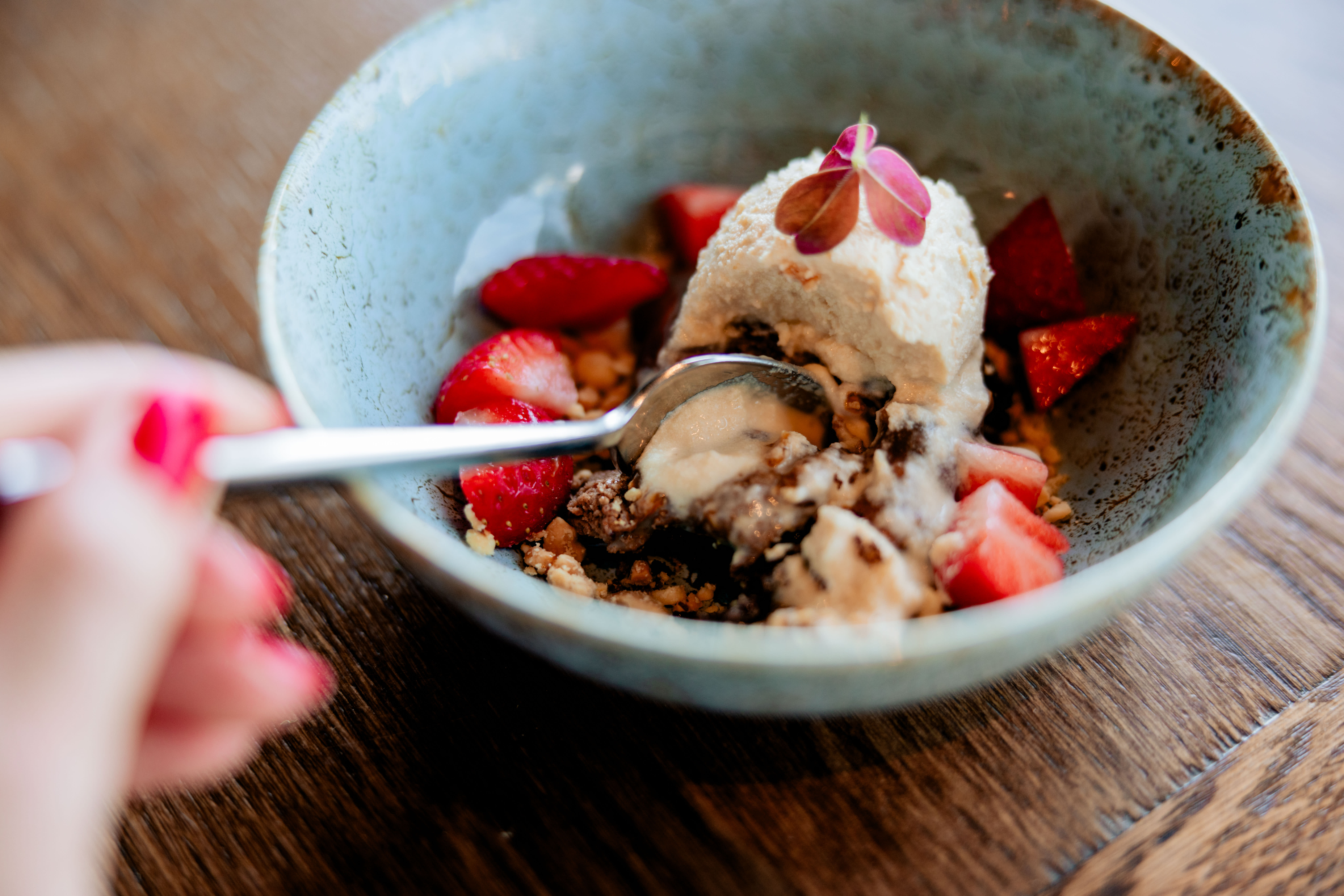 Til dessert spiste vi sjokolade, karamell og is med bær. Pommes fritesen lot vi ligge.
