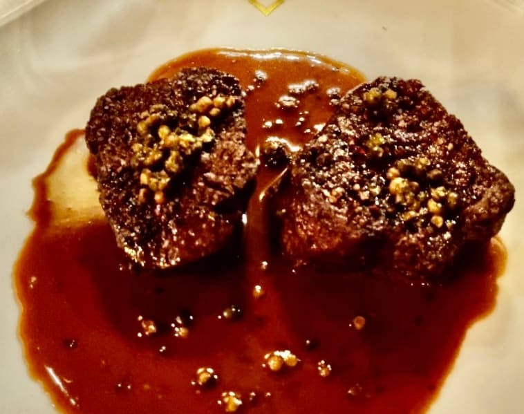 Nydelig biff med peppersaus. 