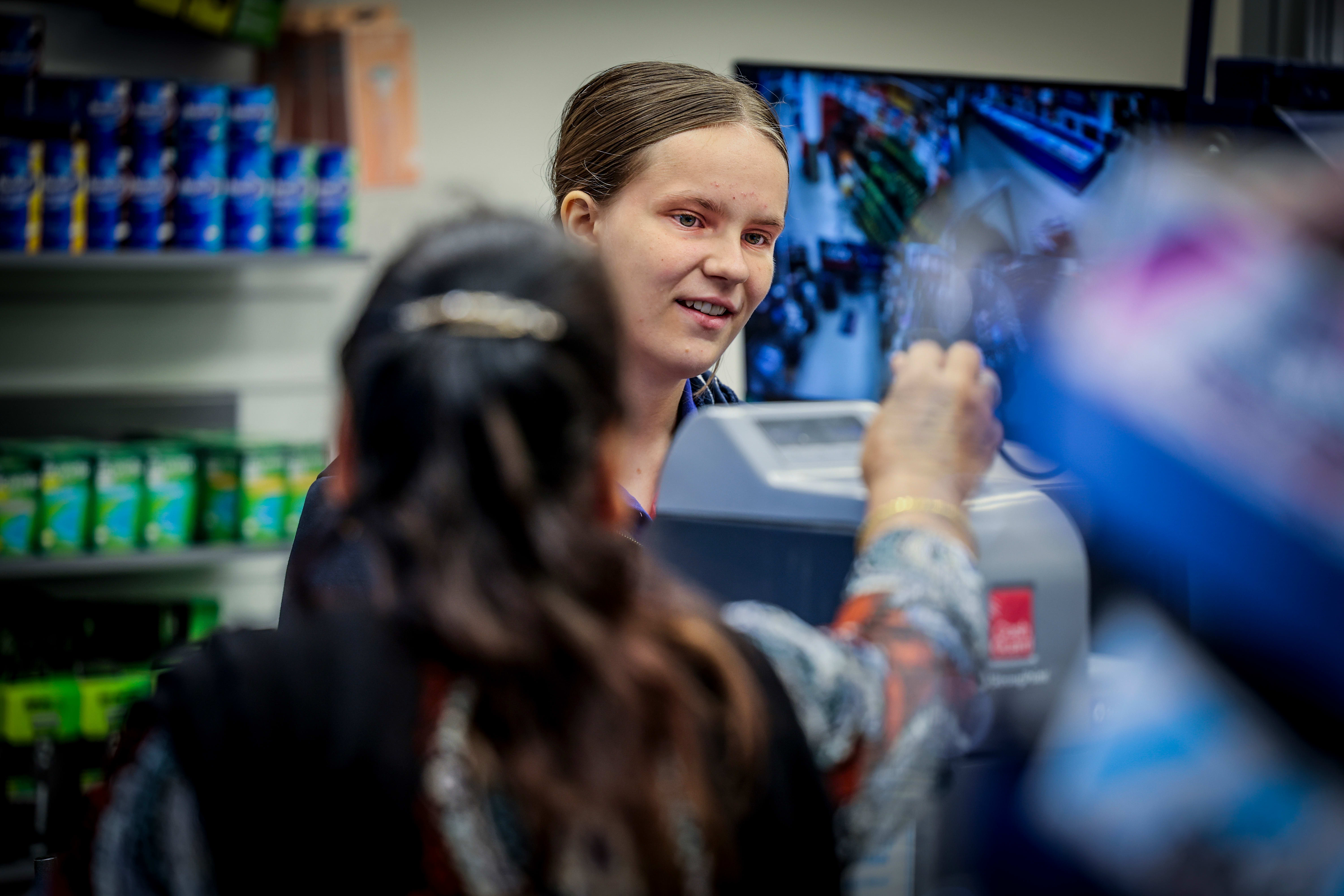 Hellevik forteller at de som handler mange varer som regel er mer til stede når de betaler i kassen.