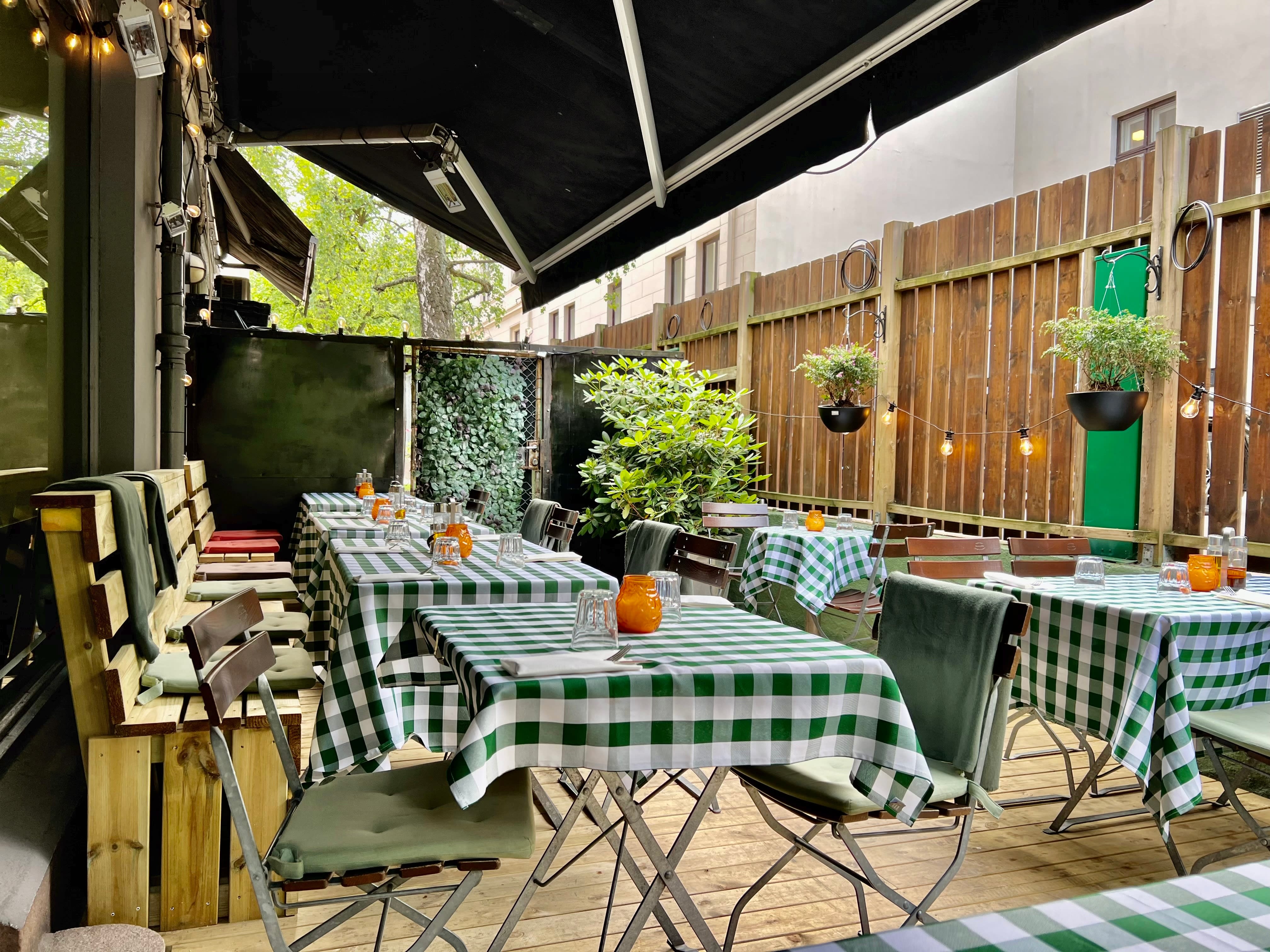 Grønn oase med varmelamper.