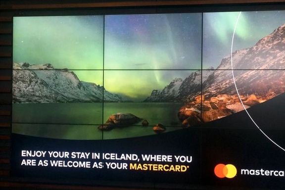 Turistene ble ønsket velkommen til Island med flott nordlysreklame. Men bildet er tatt i Norge. 