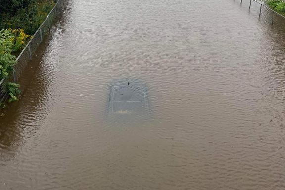 Her «drukner» bilene jevnlig. Nå forsvant også denne bilen under vann. 