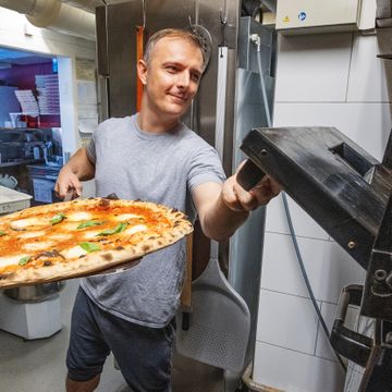 Pizzabakeren sliter med dyr strøm. Regjeringen sliter med å finne ut hvordan de kan hjelpe ham. 