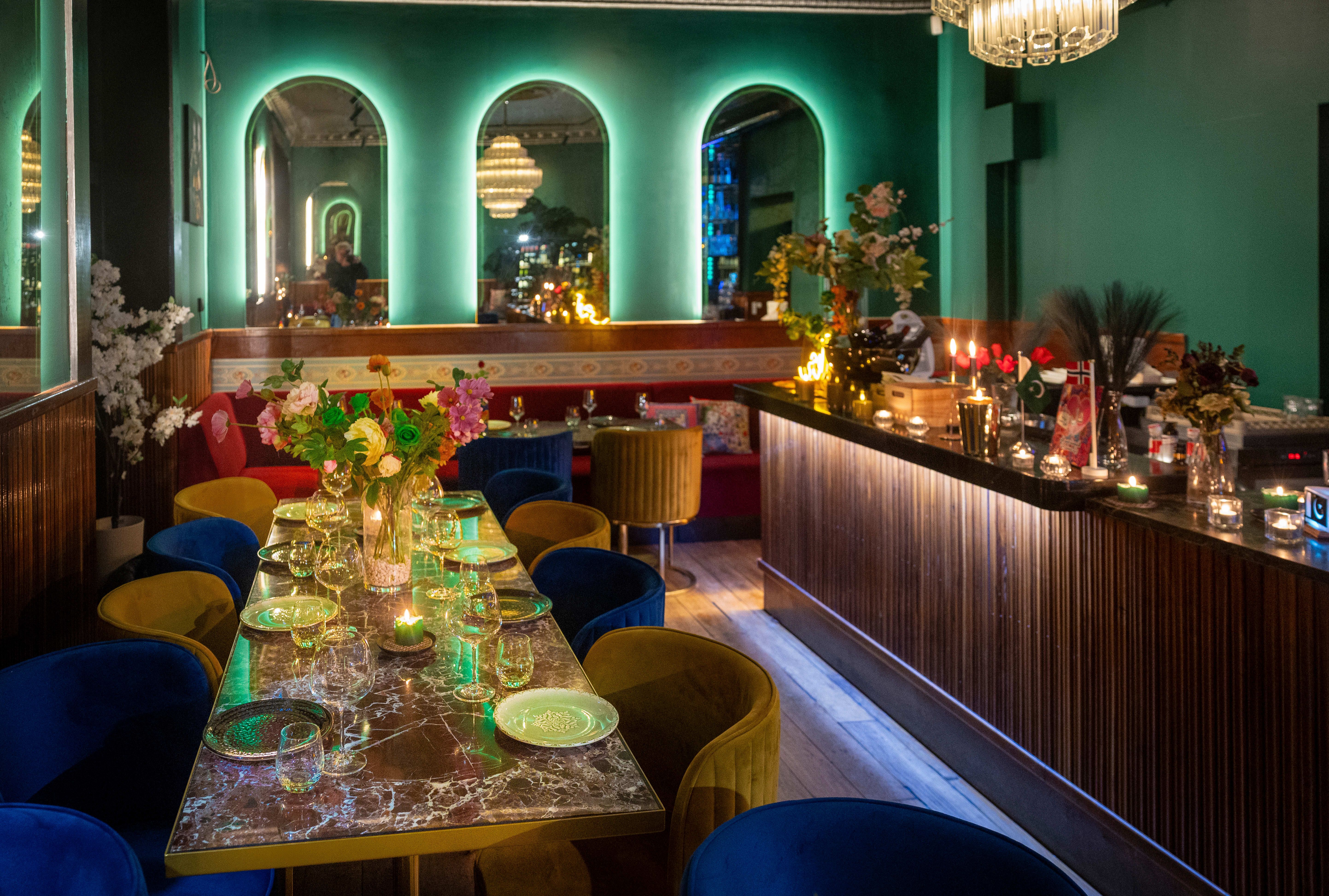 Intimt og fargerikt hos pakistanske Aandaz. 