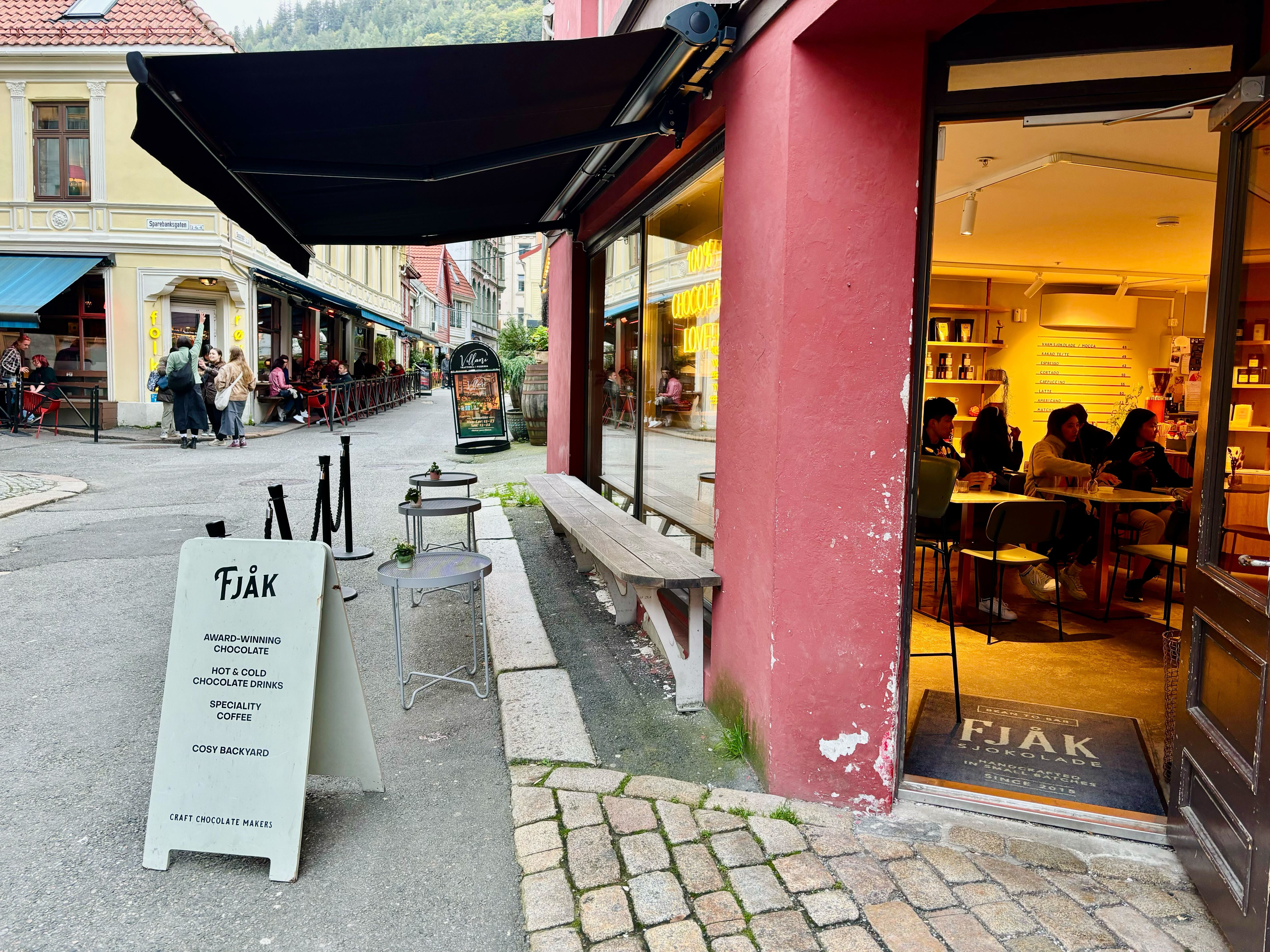 Fjåk serverer nydelig varm sjokolade. Ta den med deg, for her inne er det mye turister. 