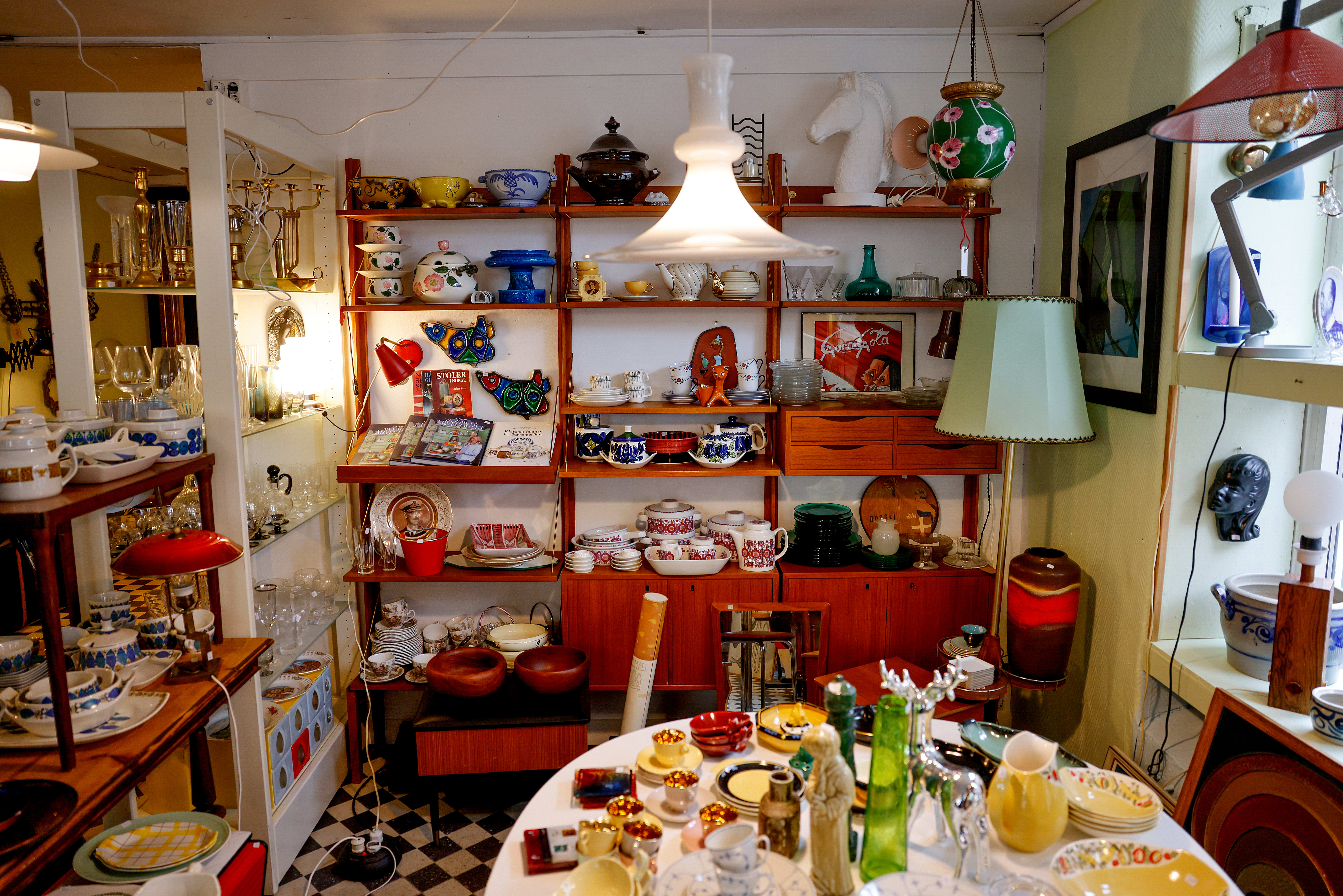 Fargerike gjenstander hos Tanta til Beate som venter på å bli adoptert av deg. 