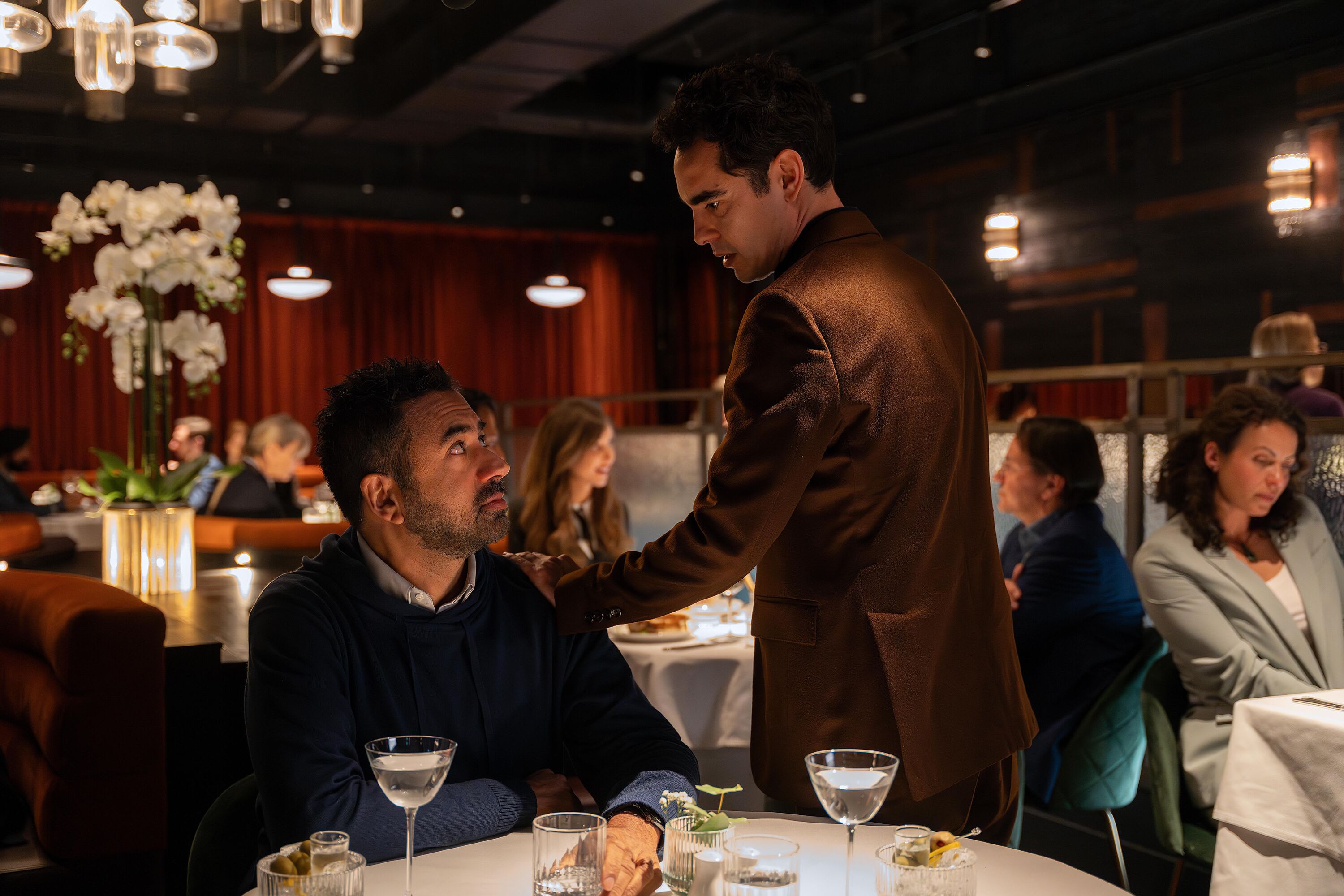 Kal Penn og Max Minghella spiller studiekameratene som er blitt gründere i selskapet Tender. 