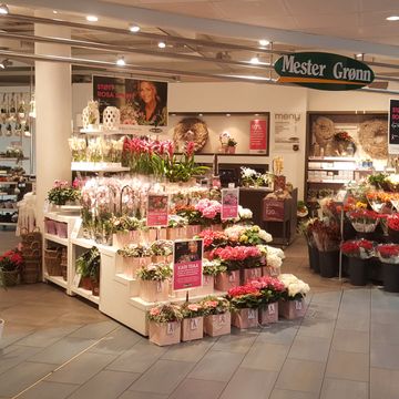 Måtte stenge 51 butikker - gir bort blomstene