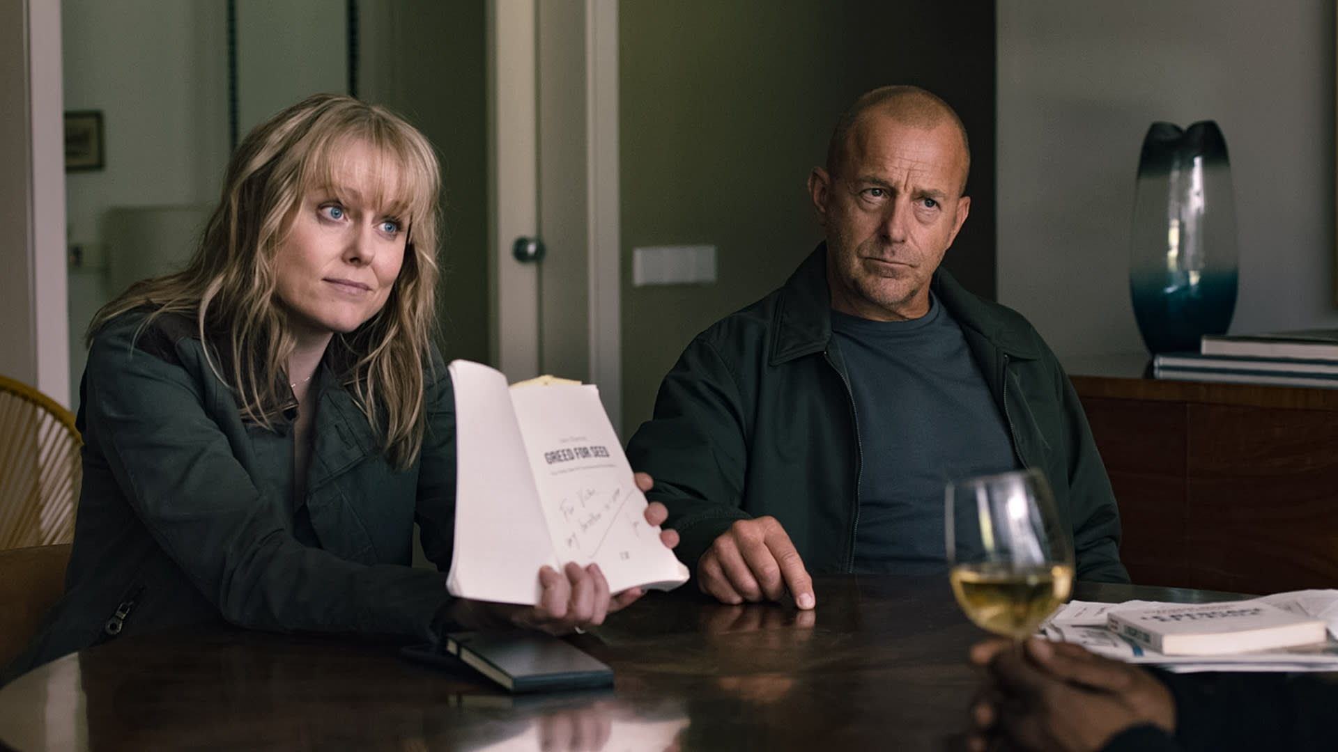 Ingrid Bolsø Berdal og Heino Ferch spiller Thea og Max. Sammen leter de etter en tysk miljøaktivist som er forsvunnet på Svalbard.