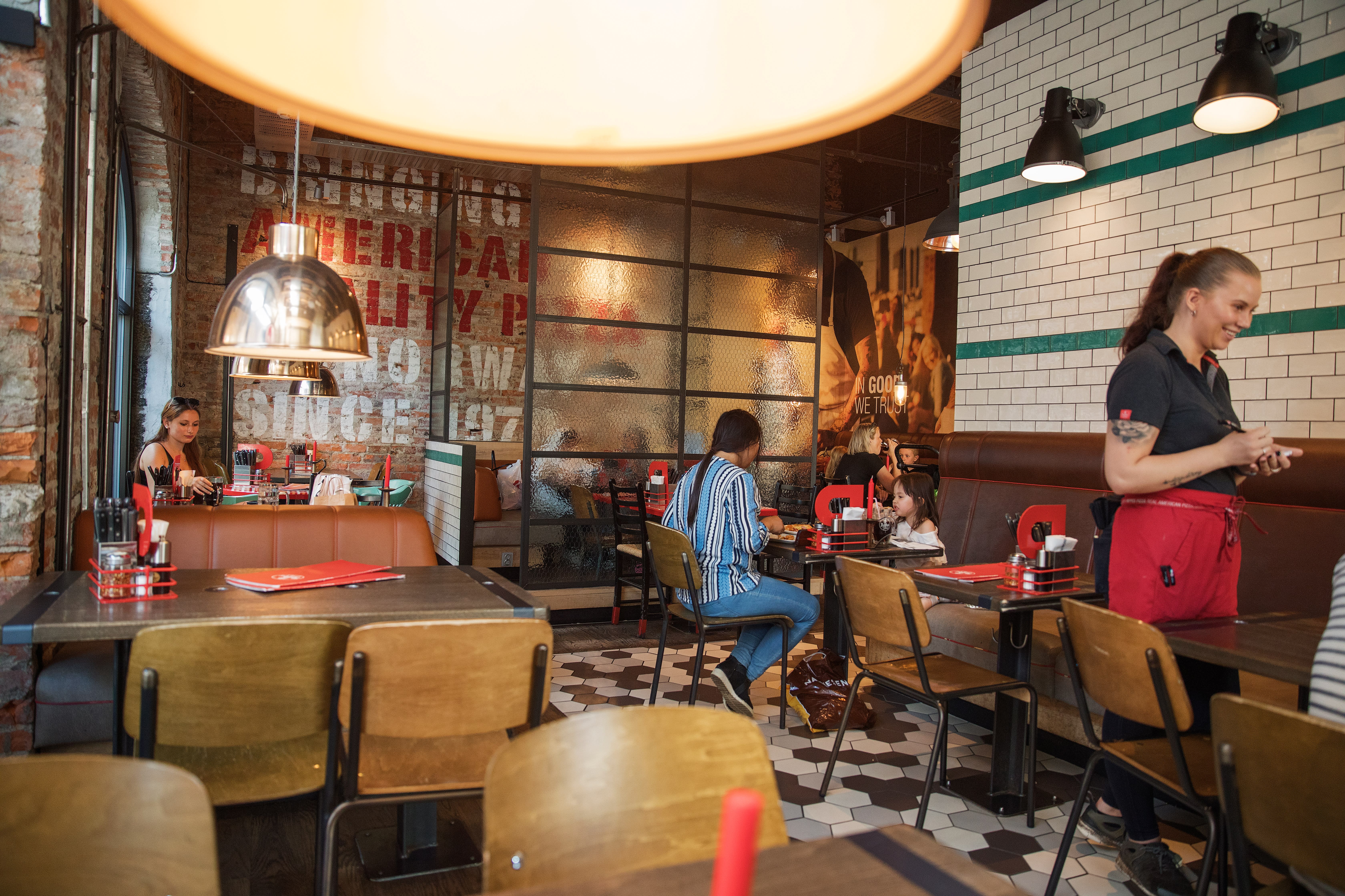 Lokalene til Peppes Pizza Jernbanetorget er trange og uoversiktlige.