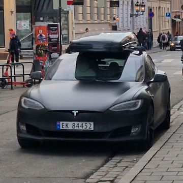 Stordalen-eid Tesla har fått over 30 parkeringsbøter på et år 