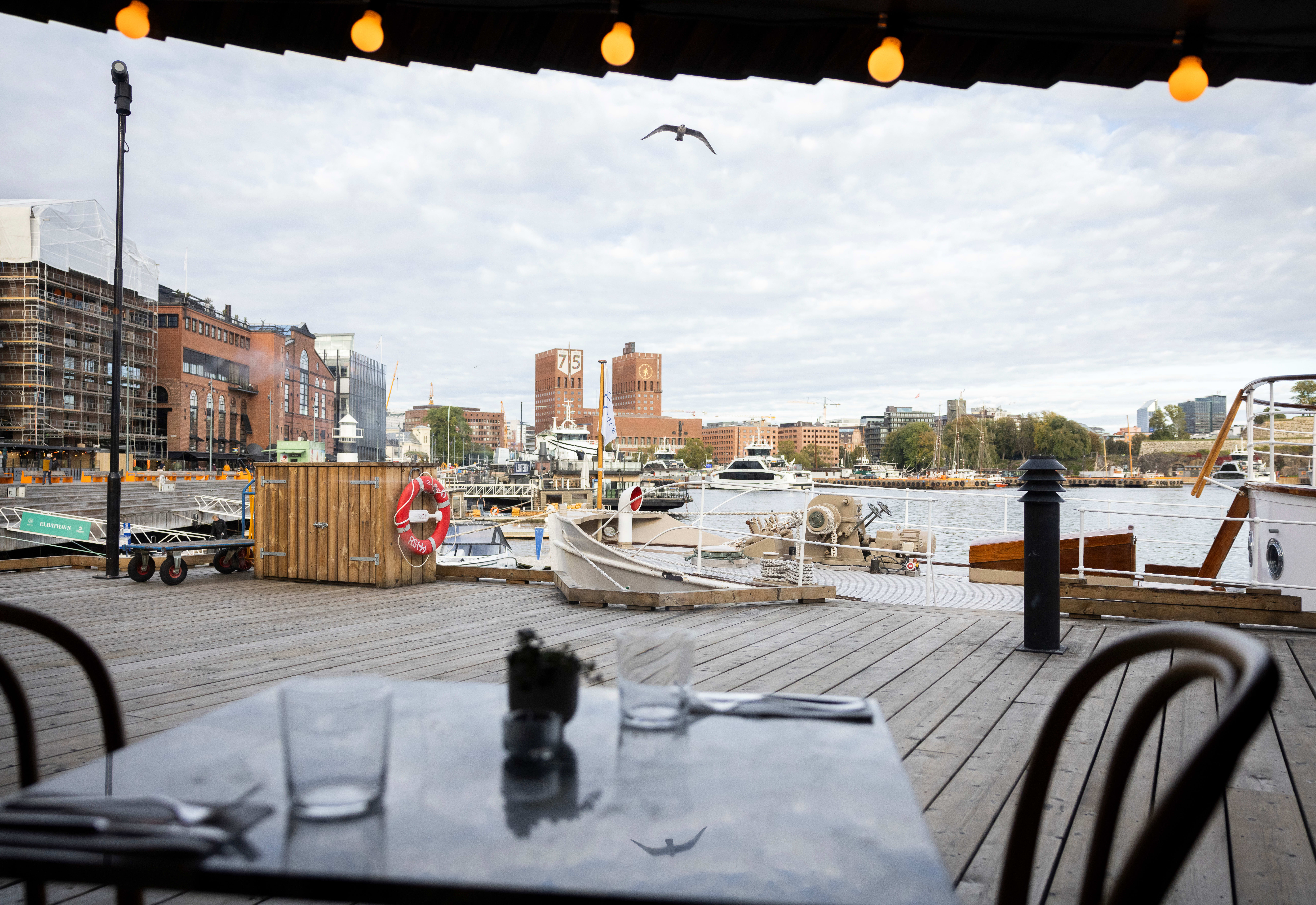 Vesuvio holder til på Stranden 30 på Aker brygge. 